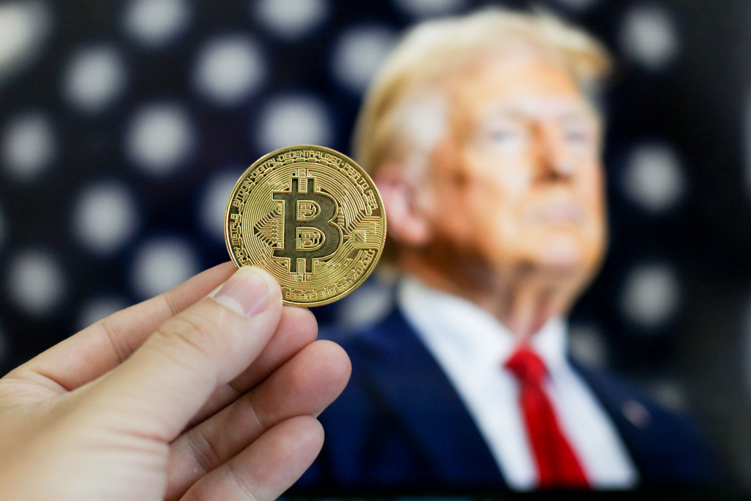 Giá Bitcoin hôm nay 1.7.2026: Bỏ túi hơn tỉ USD, ông Trump đang đầu tư token nào? - Ảnh 1.