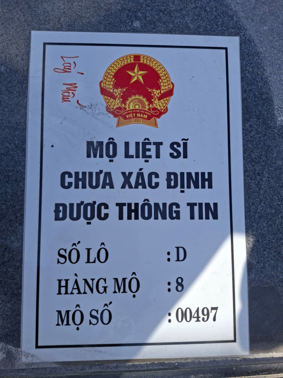 Tìm thấy nhiều di vật, ảnh trong mộ liệt sĩ tại nghĩa trang liệt sĩ Trảng Bom - Ảnh 1.