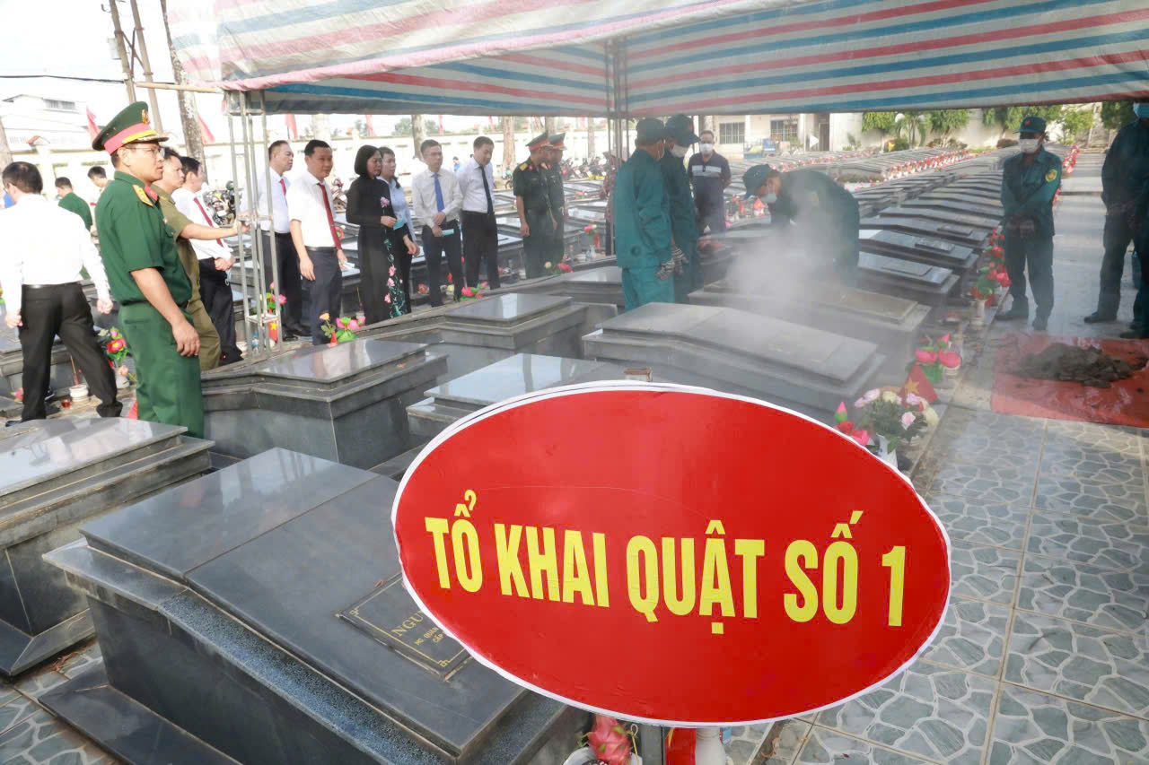 Tìm thấy nhiều di vật, ảnh trong mộ liệt sĩ tại nghĩa trang liệt sĩ Trảng Bom - Ảnh 9.