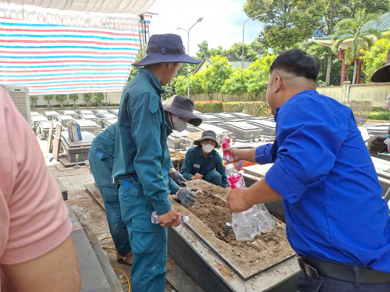 Tìm thấy nhiều di vật, ảnh trong mộ liệt sĩ tại nghĩa trang liệt sĩ Trảng Bom - Ảnh 13.