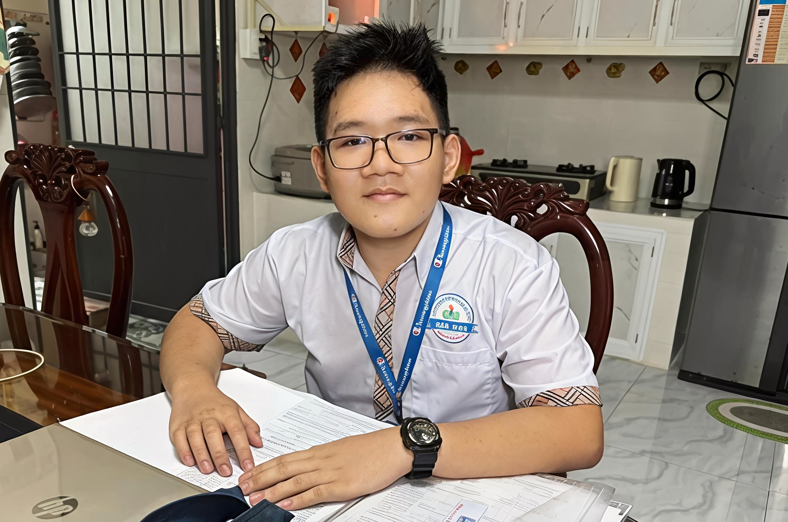 Từ phụ bếp đến trở thành thủ khoa THPT năm 2026 của tỉnh Cà Mau Từ phụ bếp đến trở thành thủ khoa THPT năm 2026 của tỉnh Cà Mau - Ảnh 2.