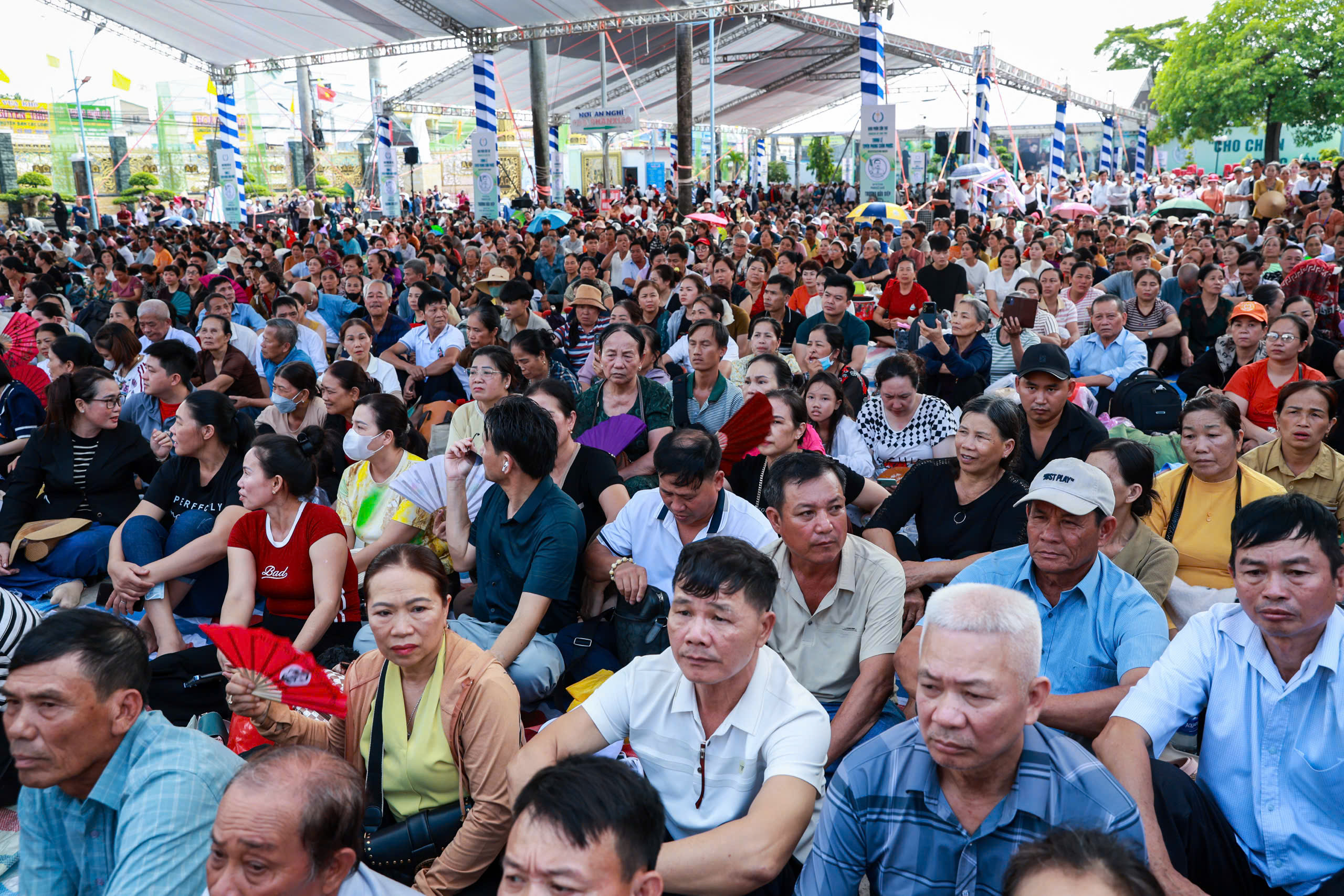 Nh&agrave; thờ Tắc Sậy - tr&aacute;i tim người h&agrave;nh hương - Ảnh 4.