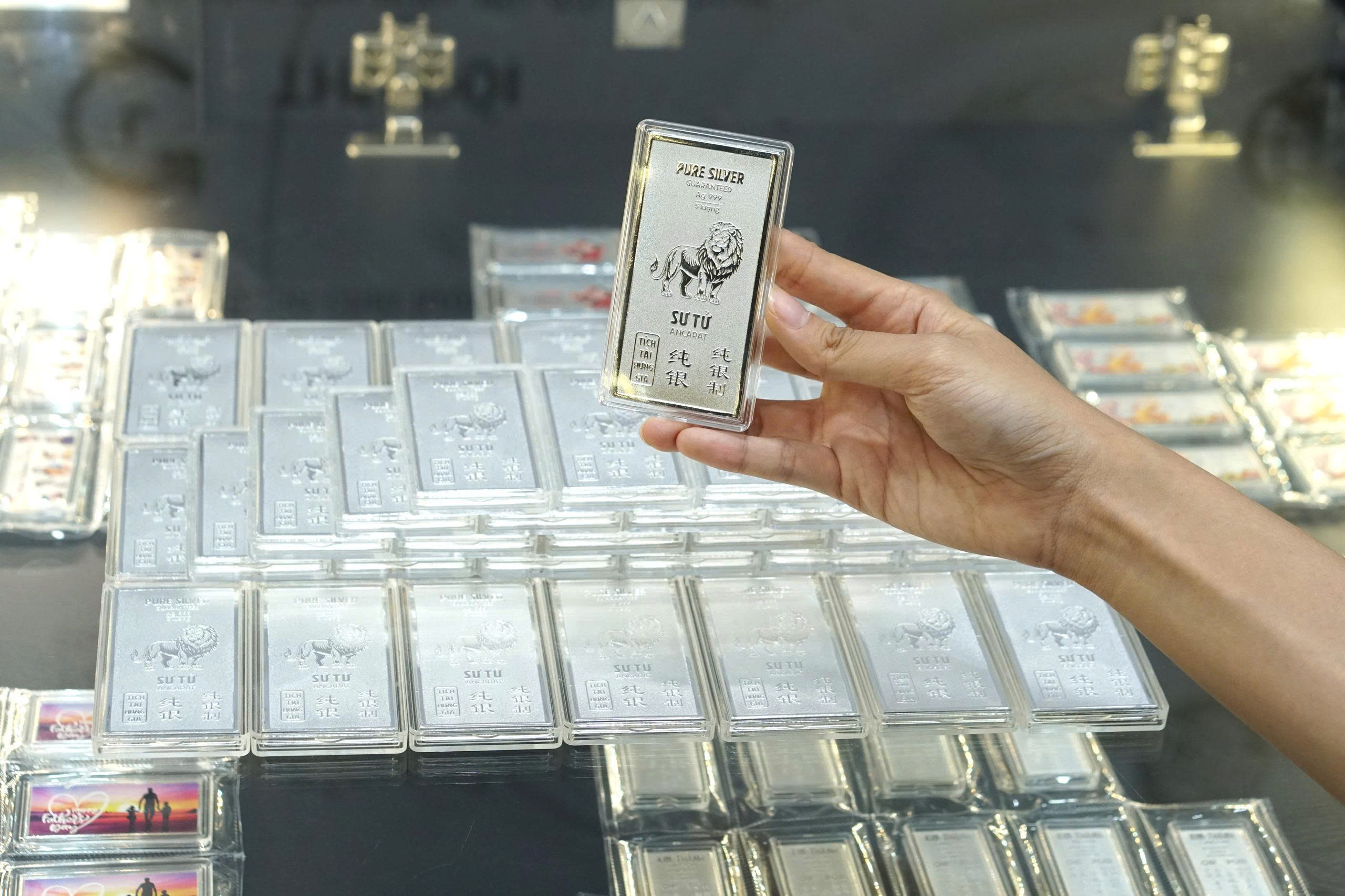 Vàng đi ngang nửa tháng, không chạm nổi 150 triệu/lượng - Ảnh 1.