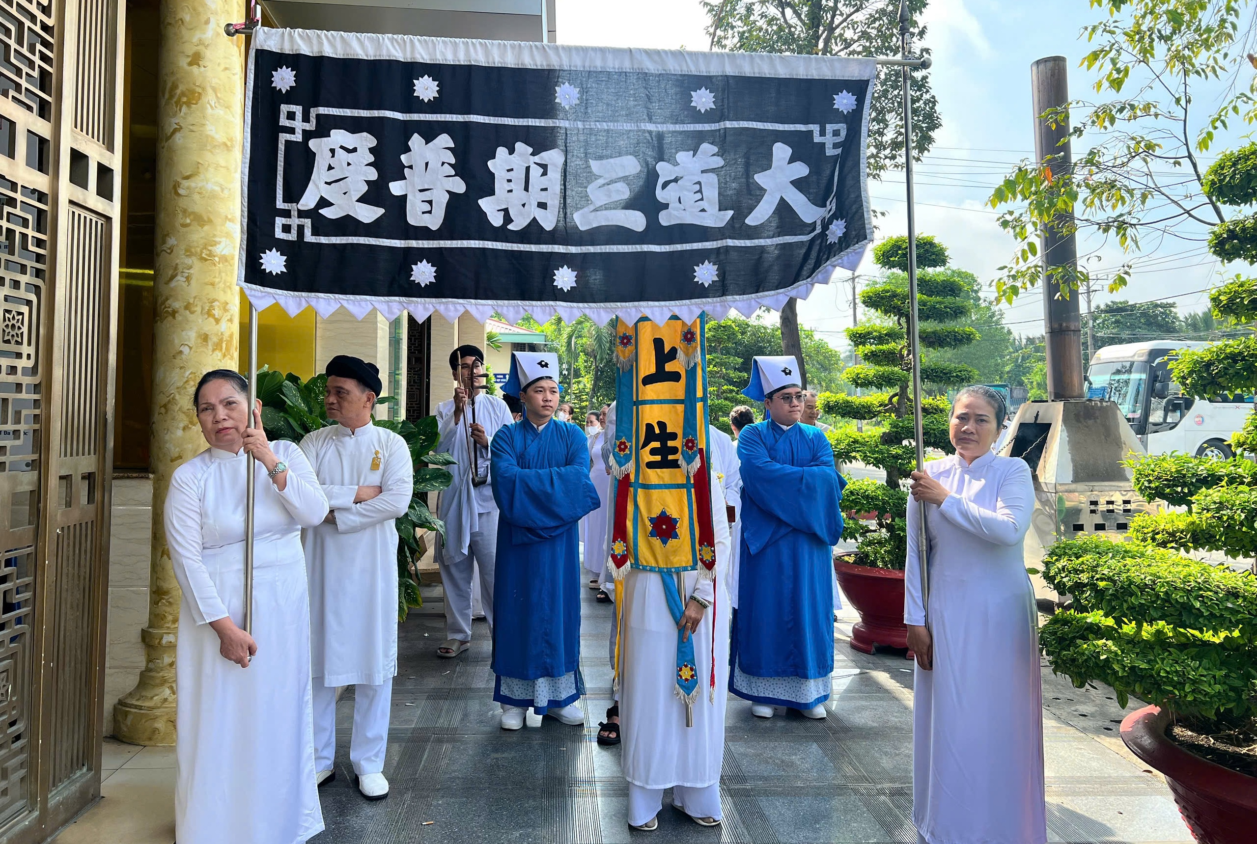 Đem đạo vào đời: Những đạo tỳ mai táng ‘nghiệp dư’ ở Thánh thất Cao Đài - Ảnh 1.