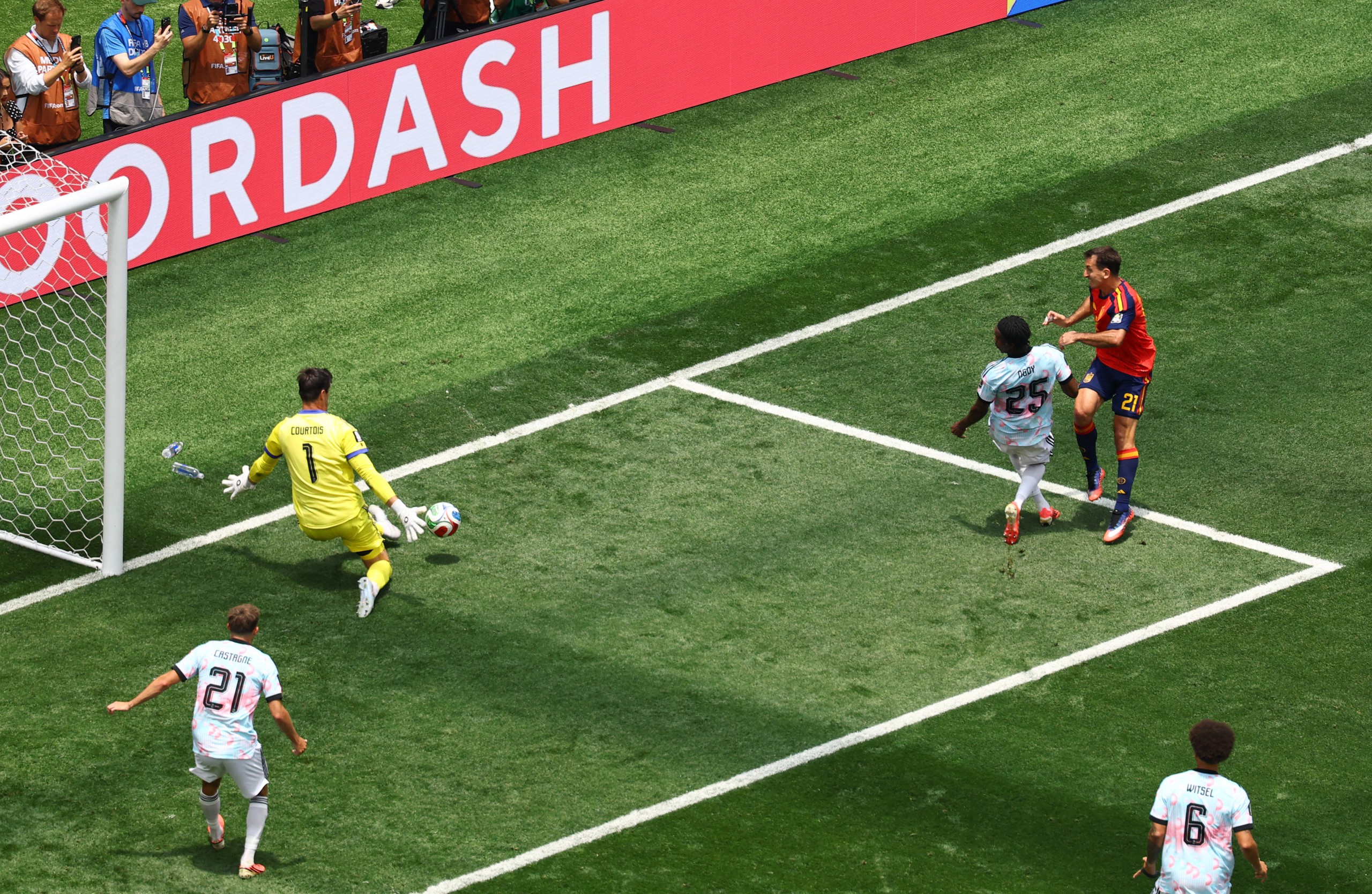 Courtois bật khóc khi chia tay World Cup theo kịch bản cay đắng nhất - Ảnh 4.