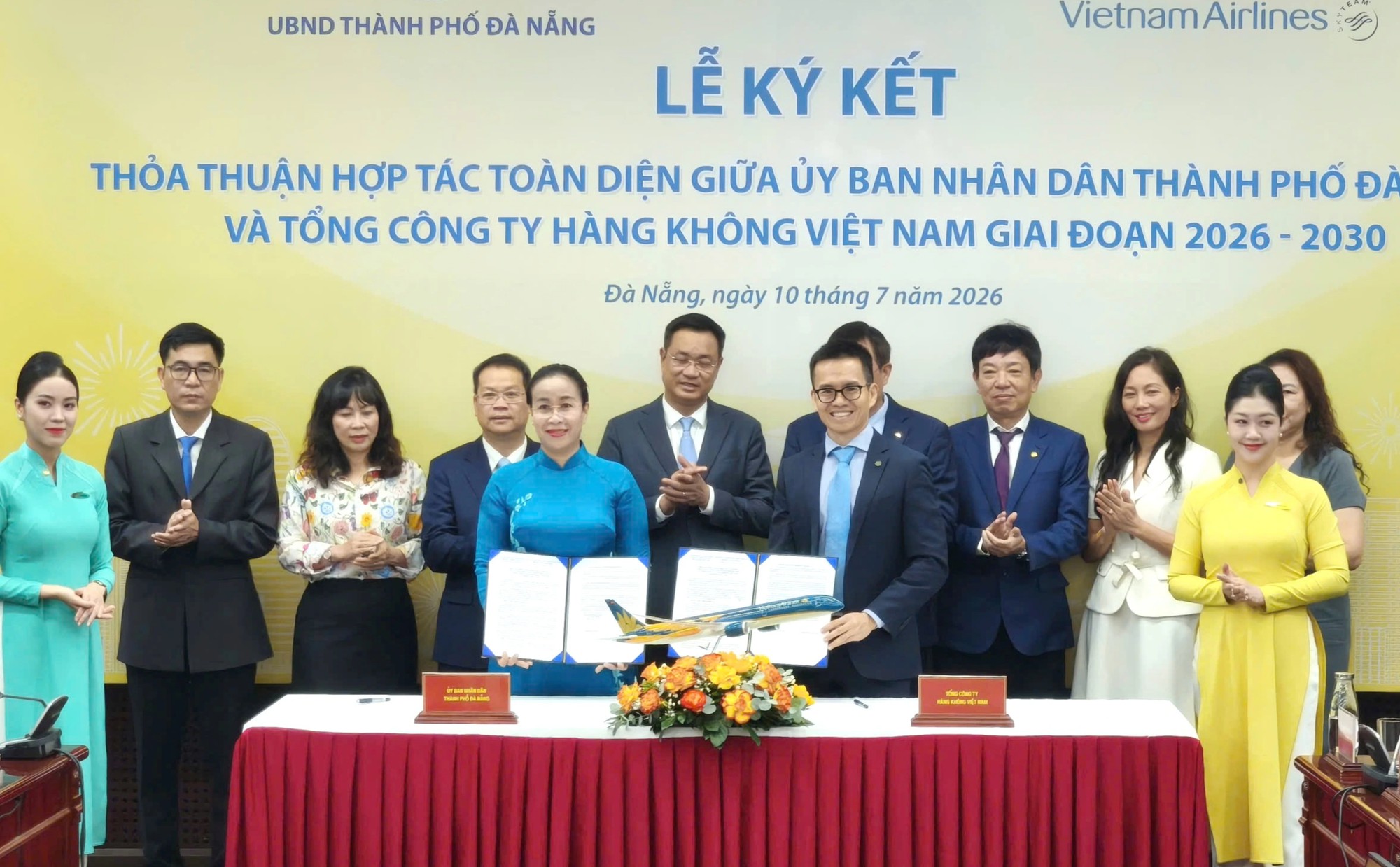 Đà Nẵng và Vietnam Airlines ký hợp tác toàn diện, hướng tới mở thêm đường bay - Ảnh 1.
