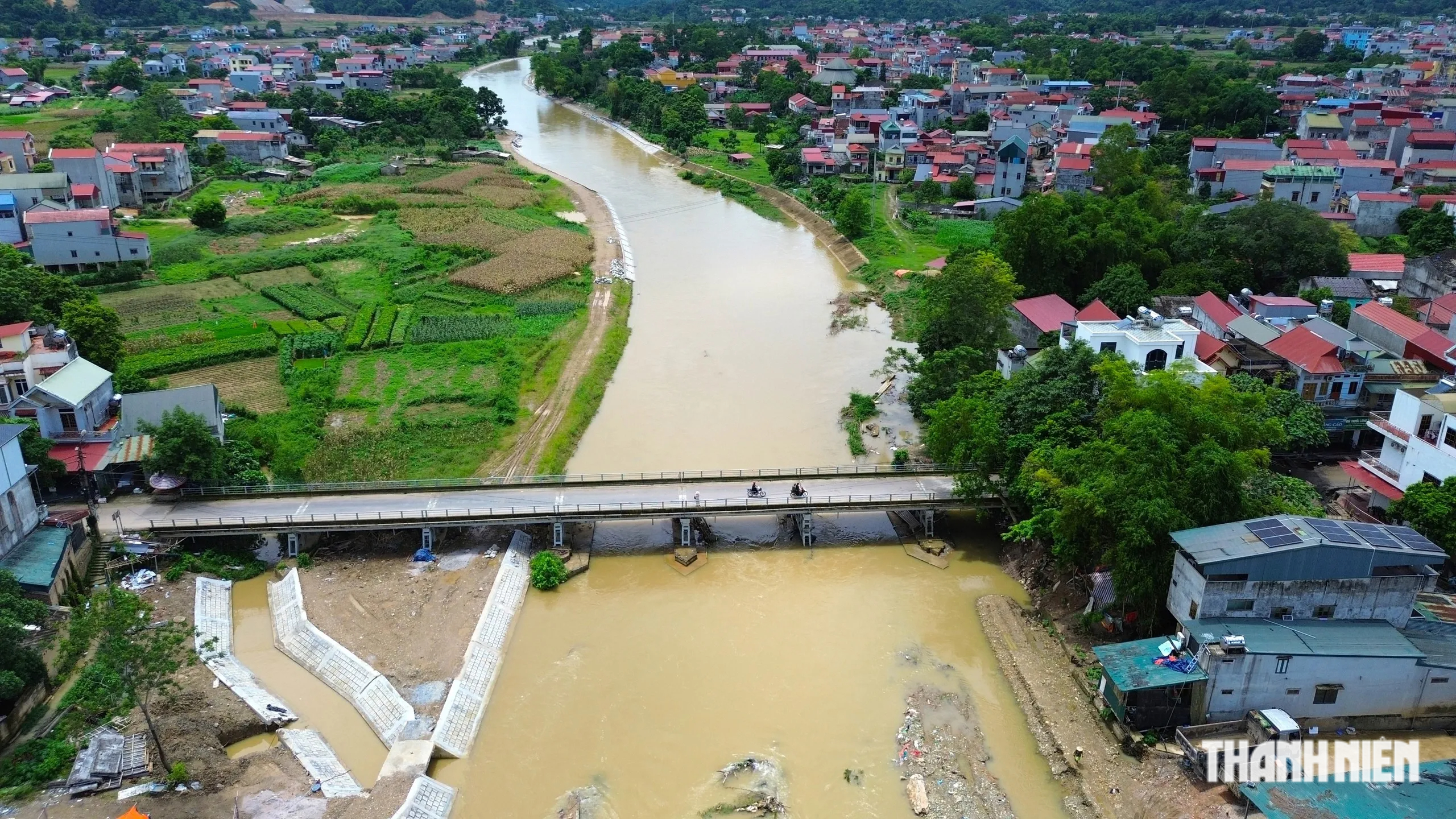Khắc khoải chờ kè trăm tỉ, hàng trăm hộ dân 'nín thở' bên bờ sóng dữ - Ảnh 2.