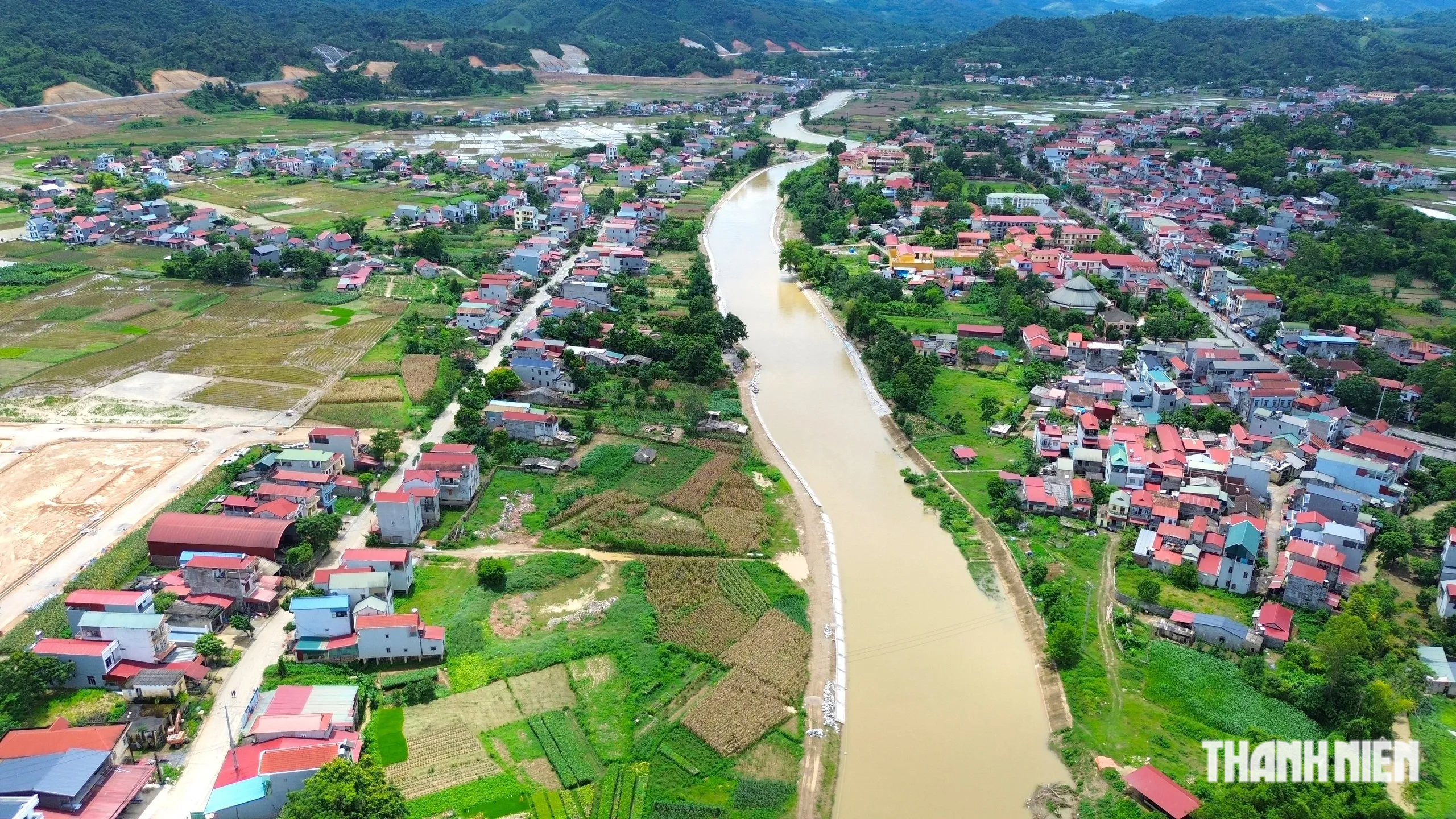 Khắc khoải chờ kè trăm tỉ, hàng trăm hộ dân 'nín thở' bên bờ sóng dữ - Ảnh 1.