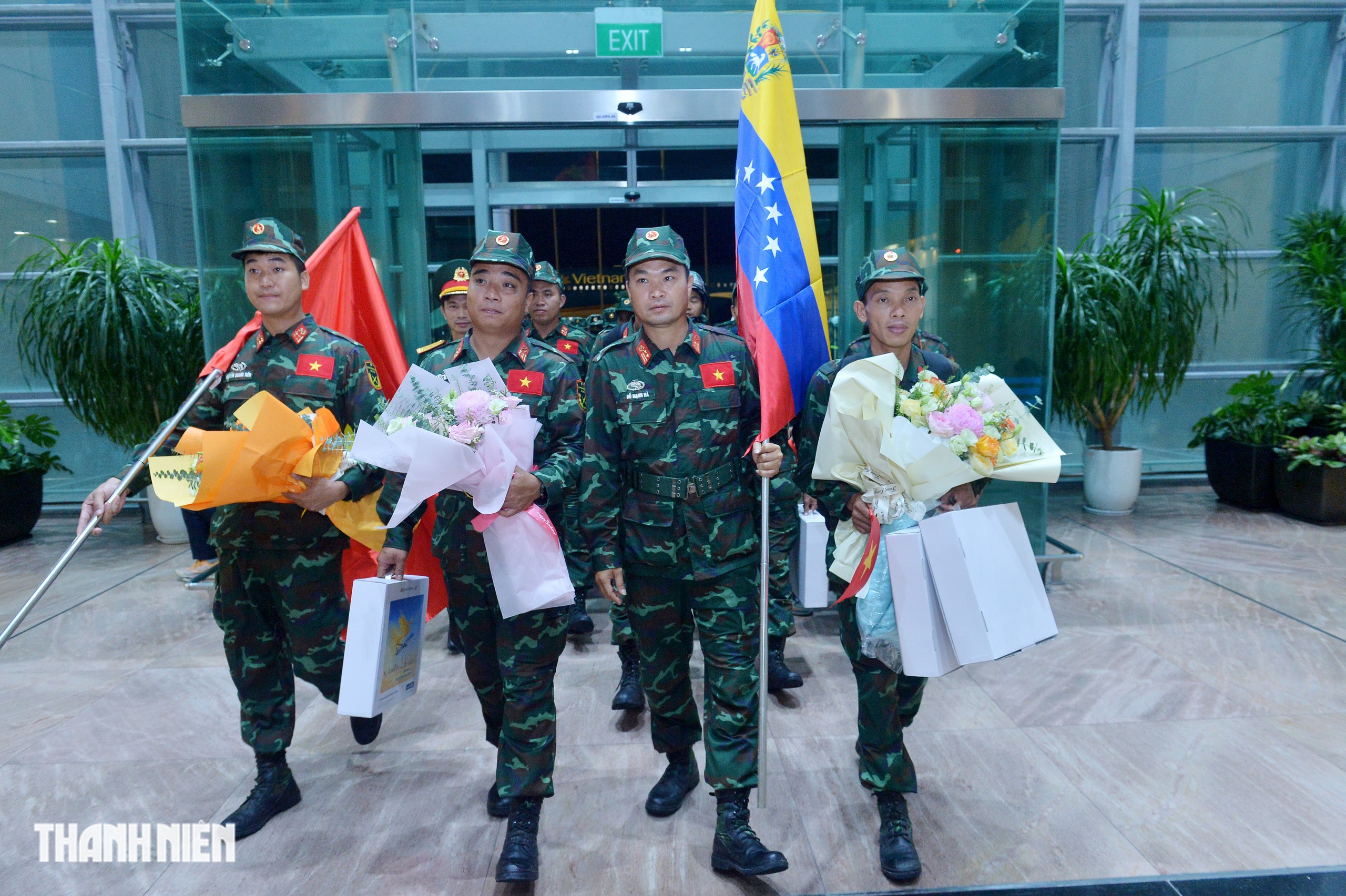 Đo&agrave;n cứu nạn Việt Nam trở về từ Venezuela, nhận lời cảm ơn đặc biệt tại Nội B&agrave;i- Ảnh 15.