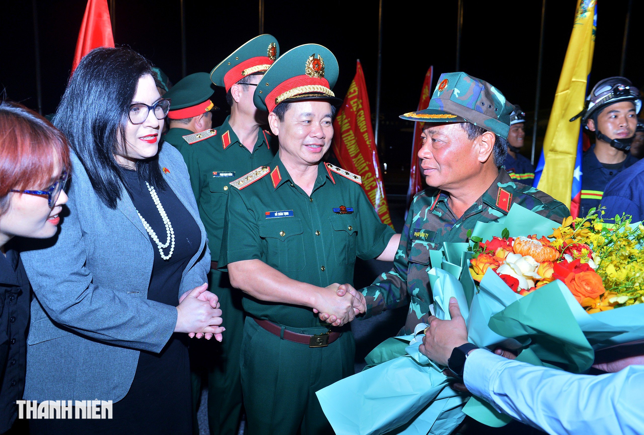 Đo&agrave;n cứu nạn Việt Nam trở về từ Venezuela, nhận lời cảm ơn đặc biệt tại Nội B&agrave;i- Ảnh 7.