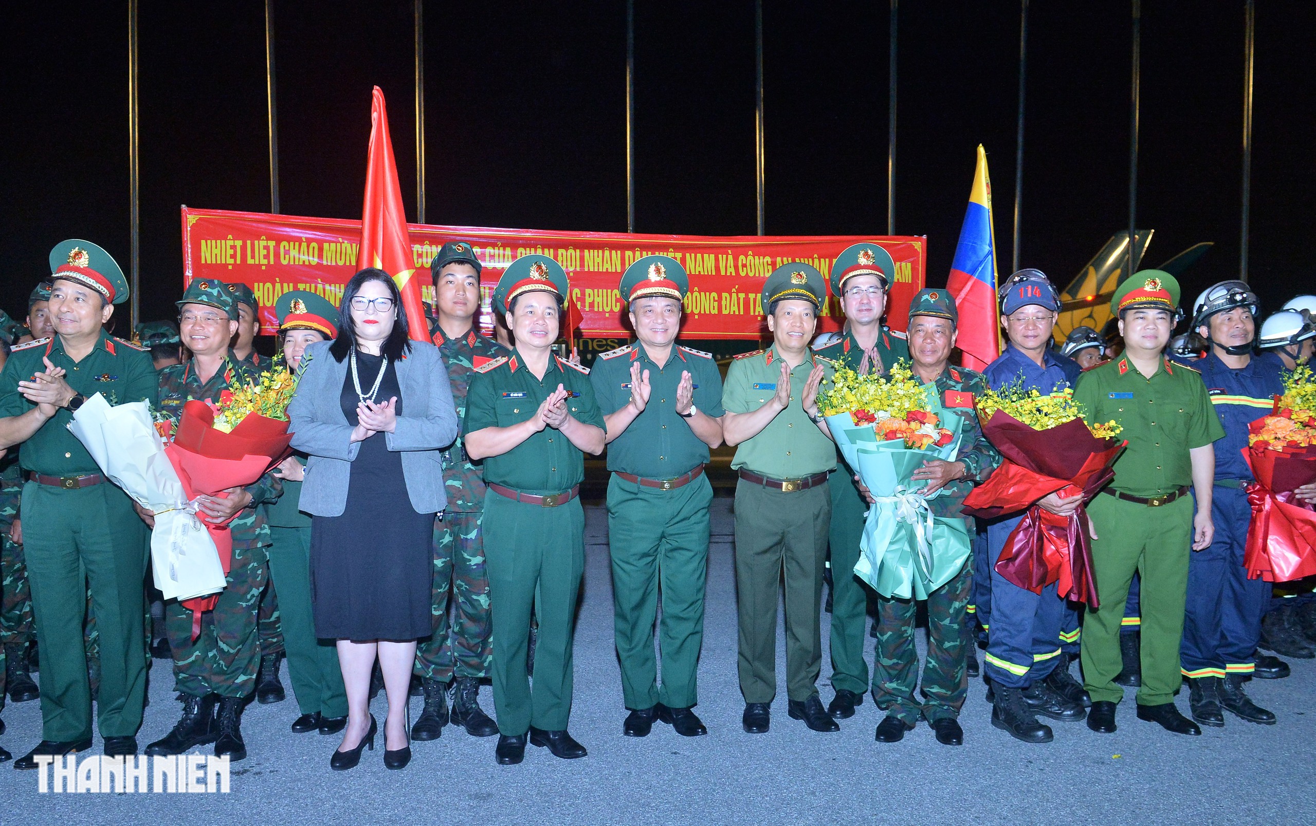 Đo&agrave;n cứu nạn Việt Nam trở về từ Venezuela, nhận lời cảm ơn đặc biệt tại Nội B&agrave;i- Ảnh 5.