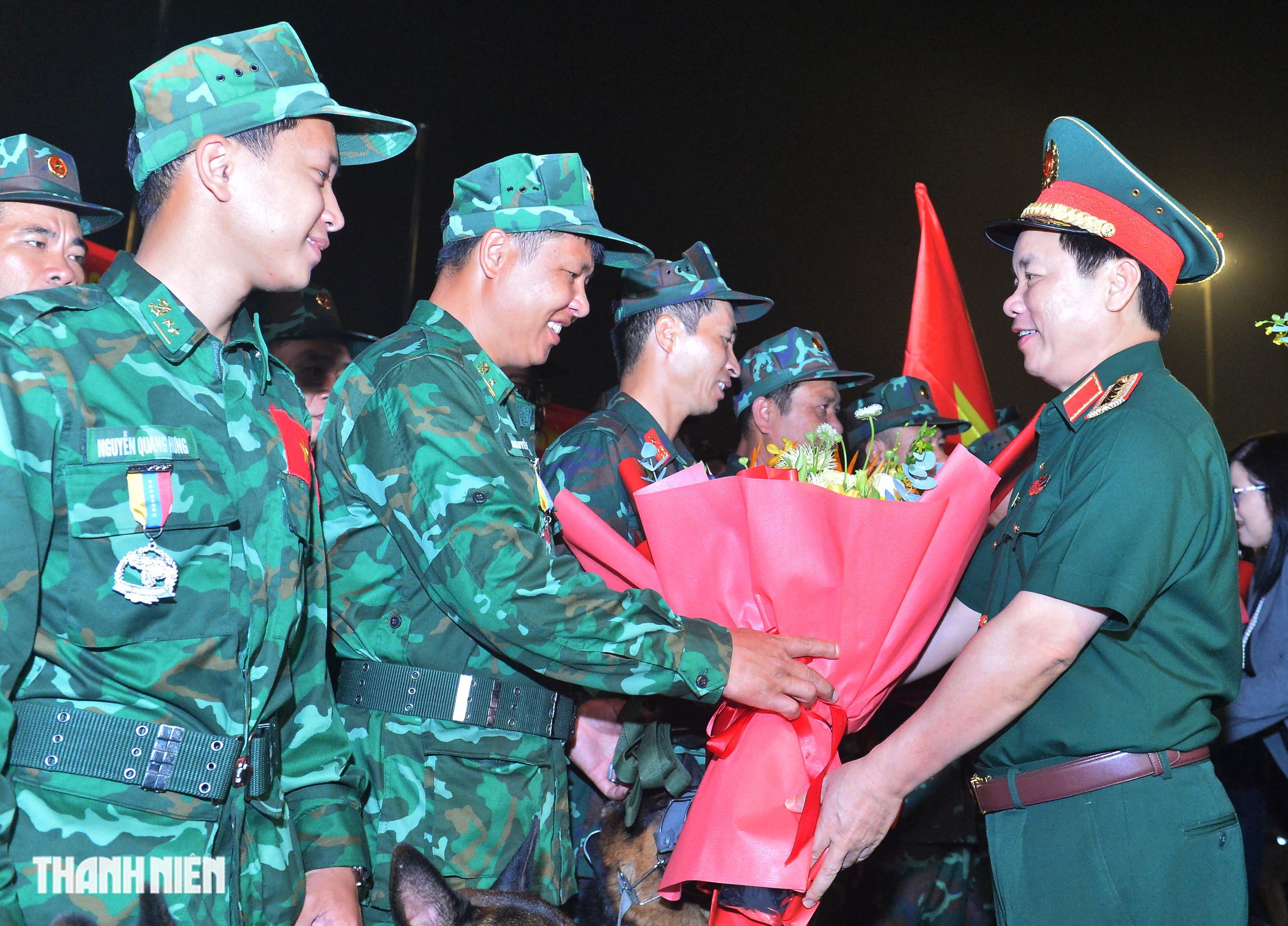 Đo&agrave;n cứu nạn Việt Nam trở về từ Venezuela, nhận lời cảm ơn đặc biệt tại Nội B&agrave;i- Ảnh 9.