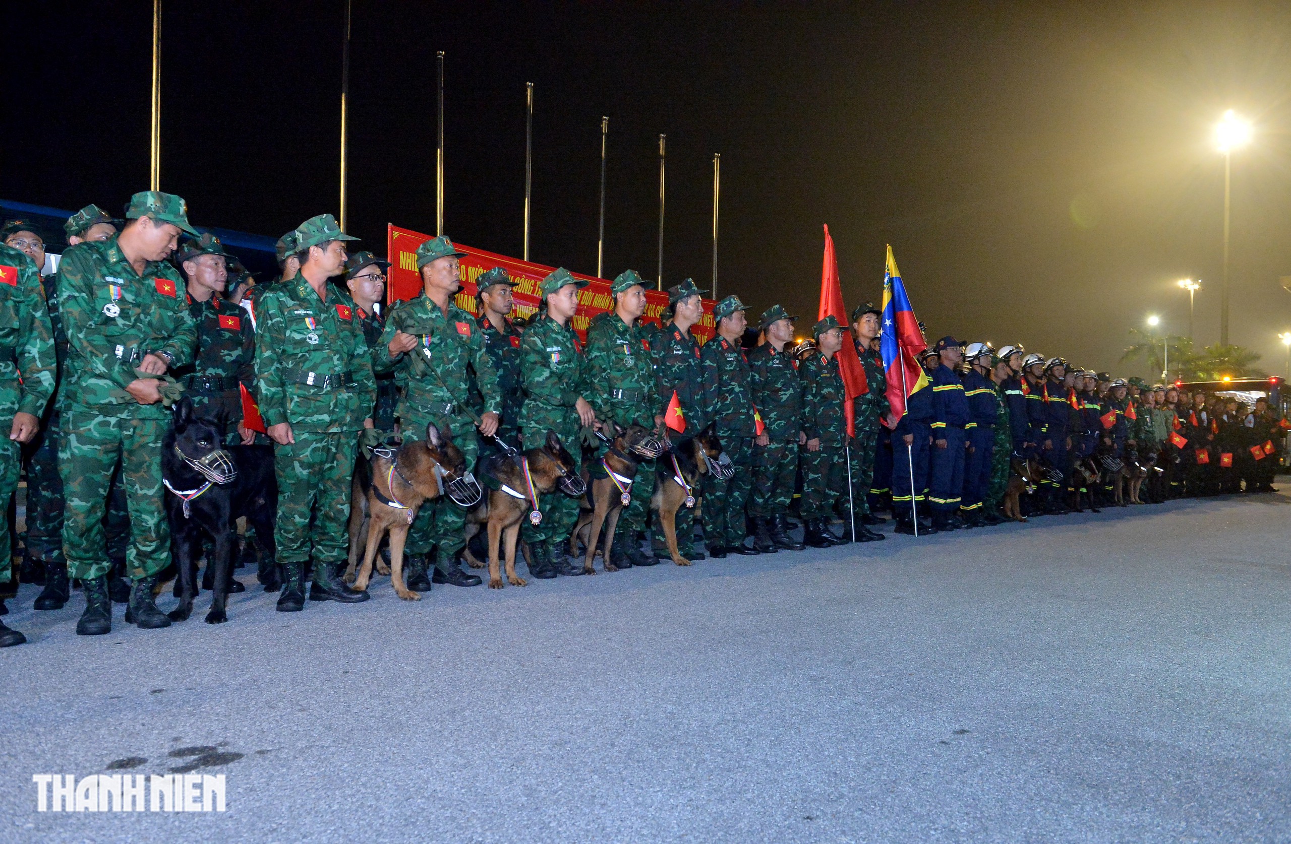 Đo&agrave;n cứu nạn Việt Nam trở về từ Venezuela, nhận lời cảm ơn đặc biệt tại Nội B&agrave;i- Ảnh 3.