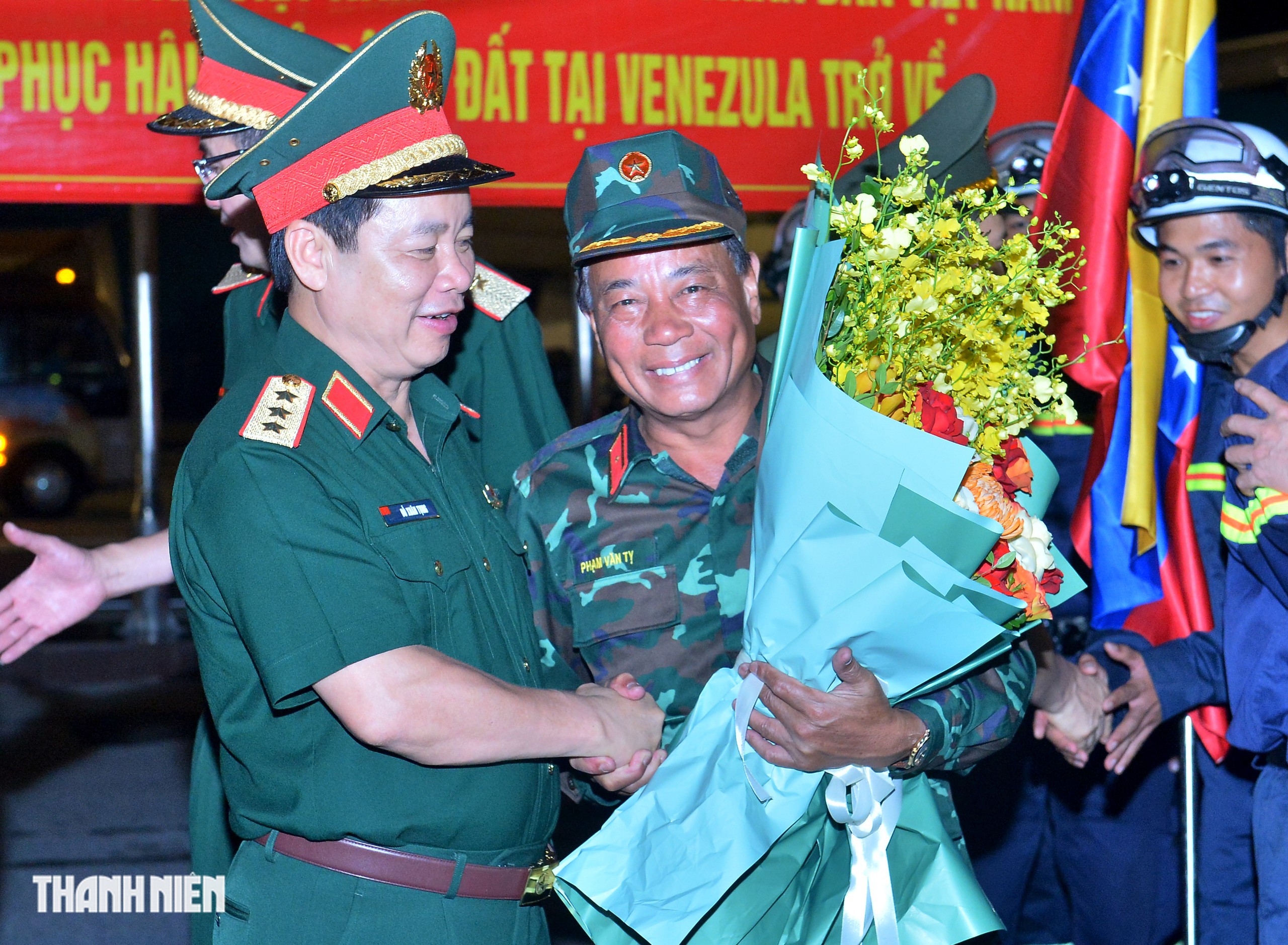 Đo&agrave;n cứu nạn Việt Nam trở về từ Venezuela, nhận lời cảm ơn đặc biệt tại Nội B&agrave;i- Ảnh 12.