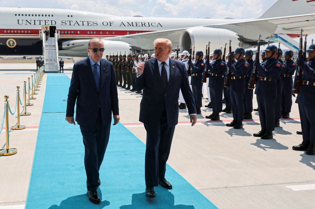 Tại sao Tổng thống Trump phải đổi chuyên cơ về nước sau khi họp NATO?- Ảnh 1.