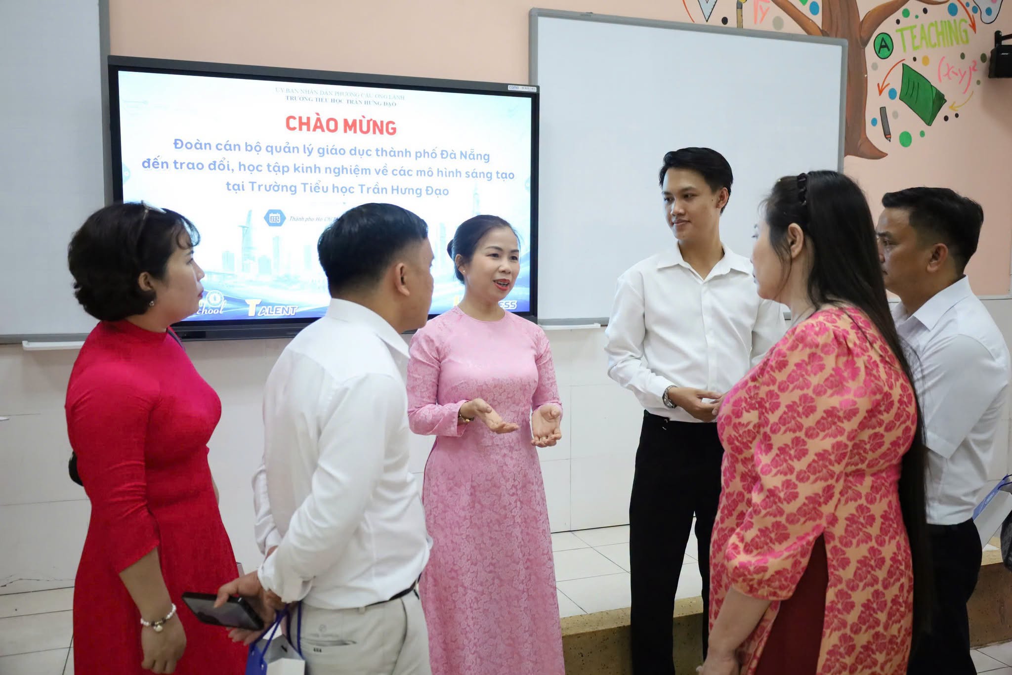 Bên trong ngôi trường đầu tiên ở TP.HCM dạy tiếng Anh tăng cường từ năm 1998 - Ảnh 2.