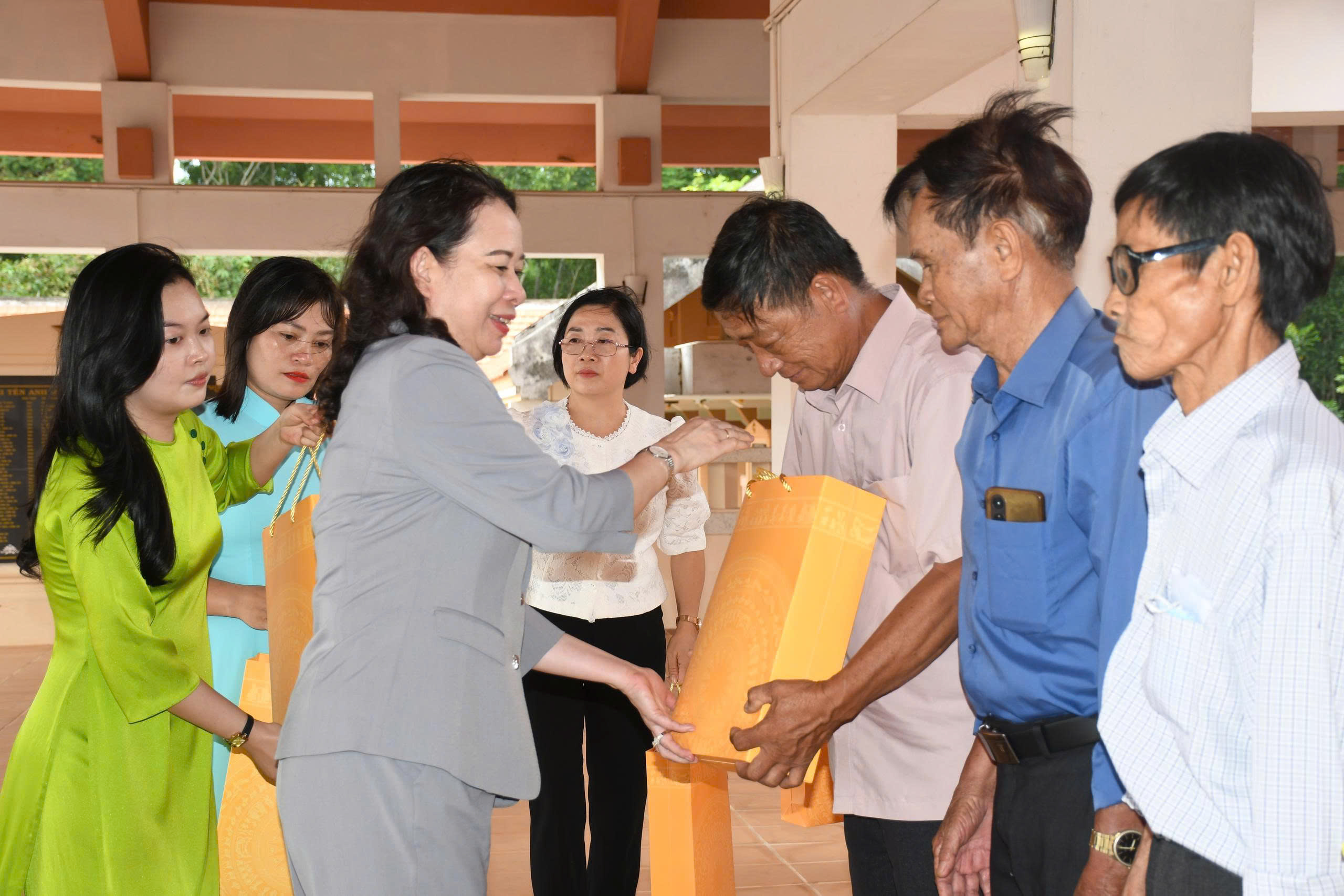 Phó chủ tịch nước Võ Thị Ánh Xuân tặng quà người có công ở Tây Ninh- Ảnh 2.