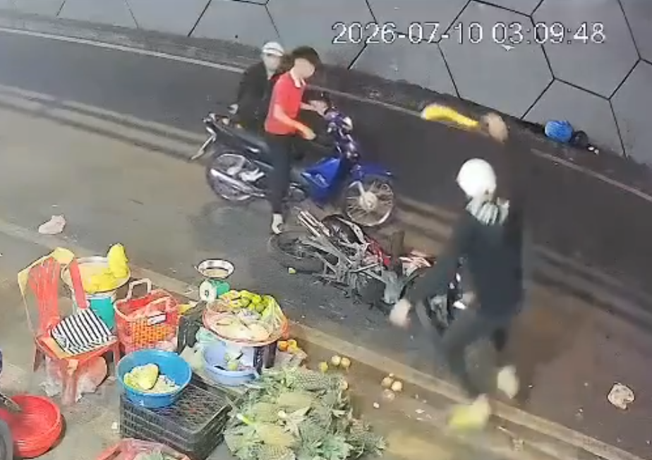 Điều tra vụ nhóm người cầm hung khí rượt đuổi người, đập xe ở trung tâm TP.HCM - Ảnh 1.