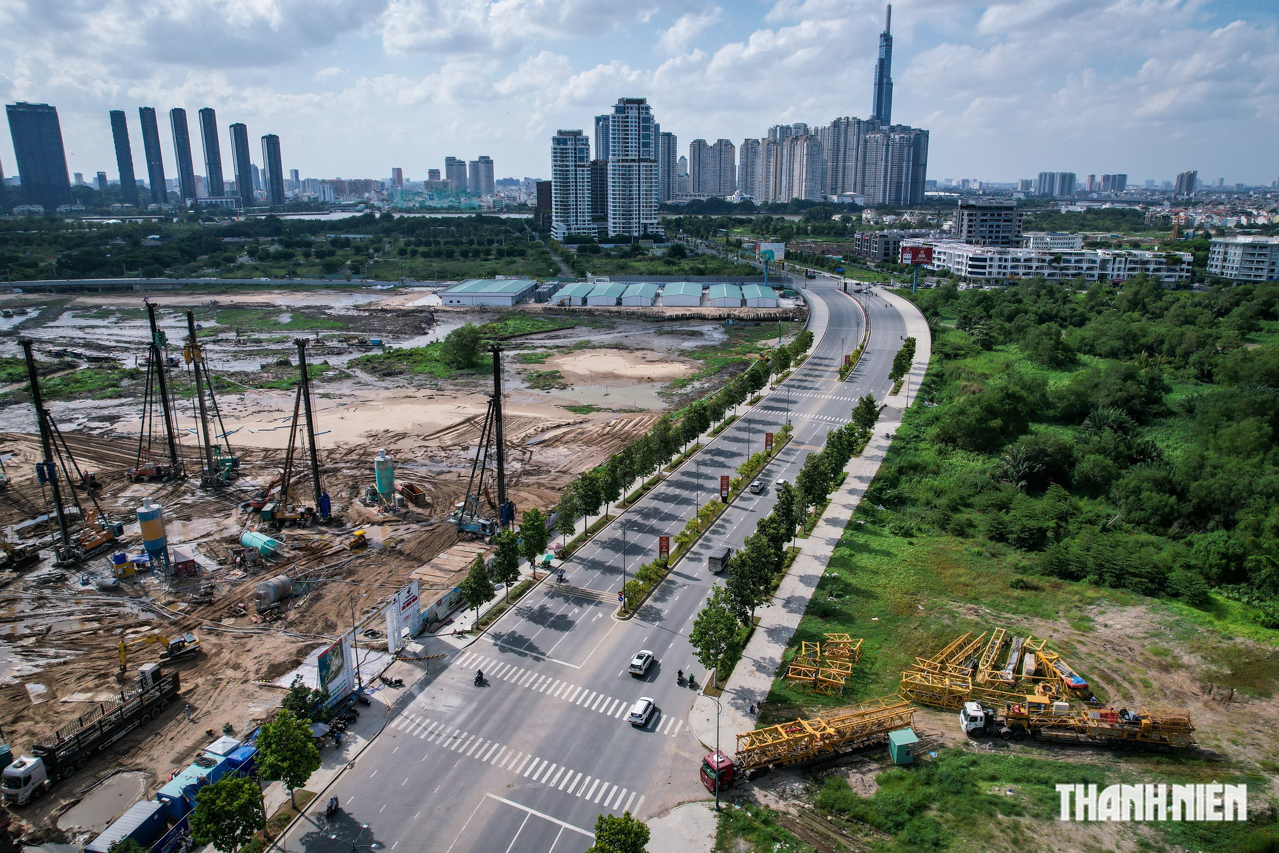 Tất bật tại công trường thi công trung tâm hành chính mới ở Thủ Thiêm - Ảnh 10.