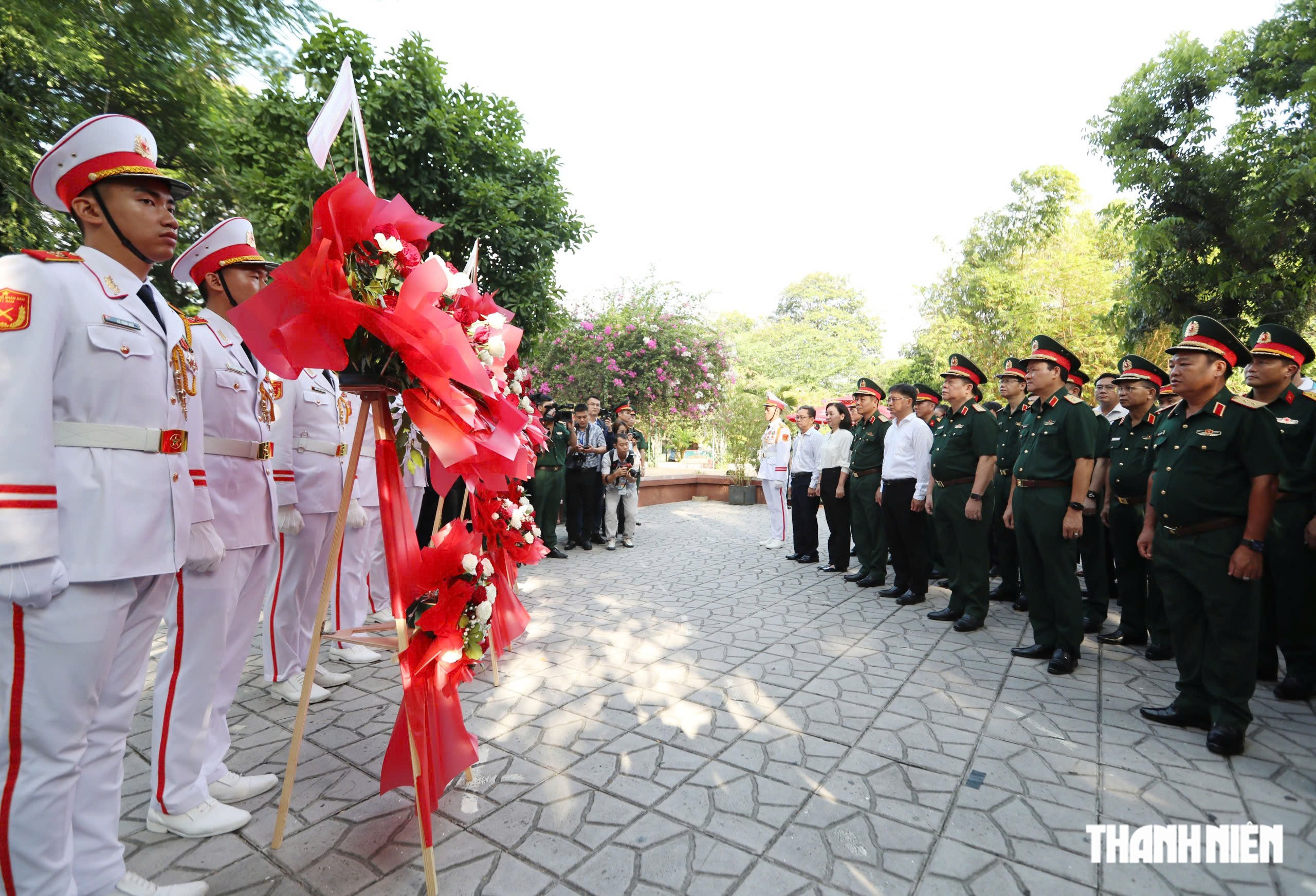 Đại tướng Nguyễn Trọng Nghĩa dâng hương tại công viên Lê Thị Riêng - Ảnh 7.