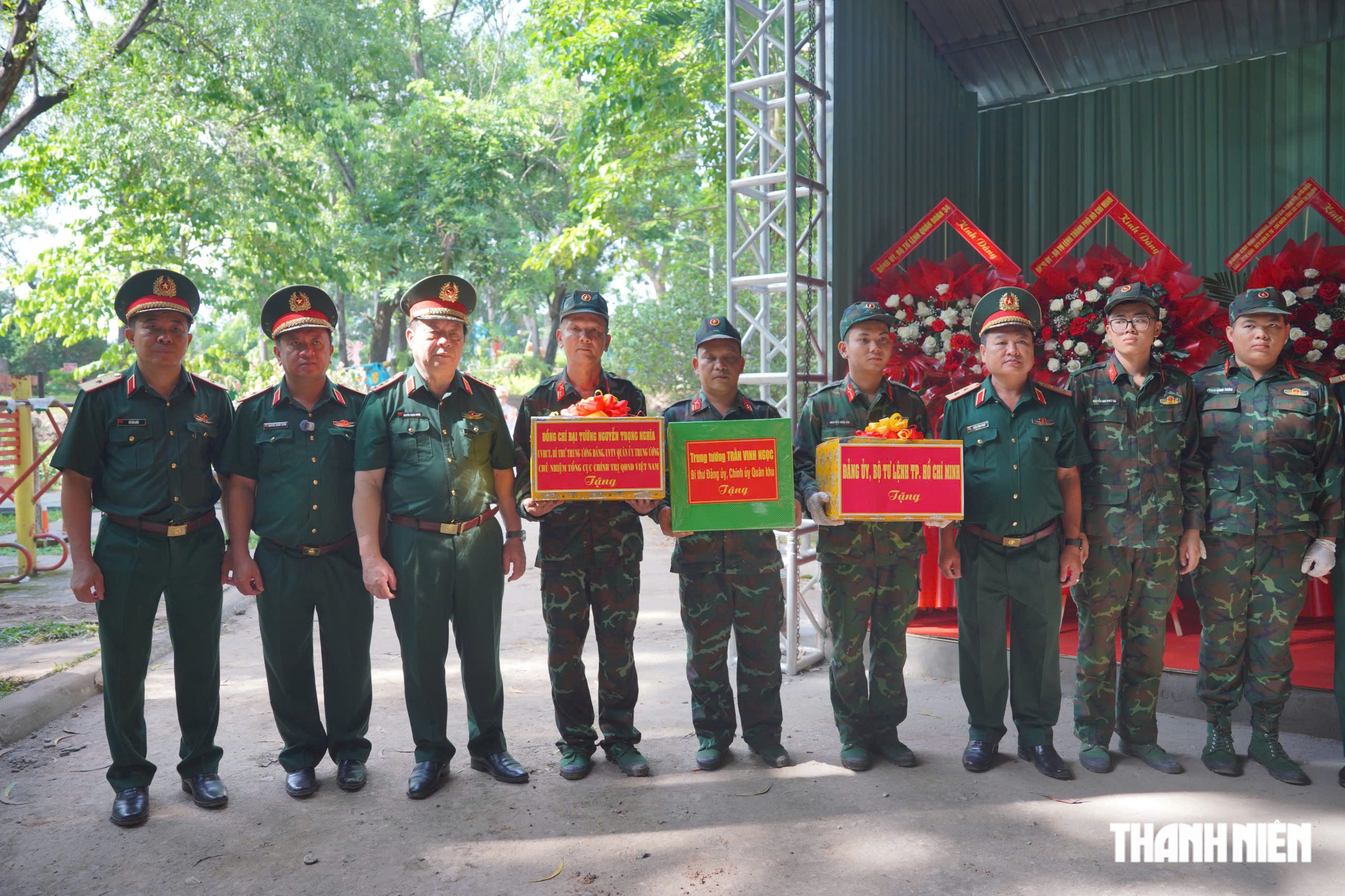 Đại tướng Nguyễn Trọng Nghĩa dâng hương tại công viên Lê Thị Riêng - Ảnh 5.