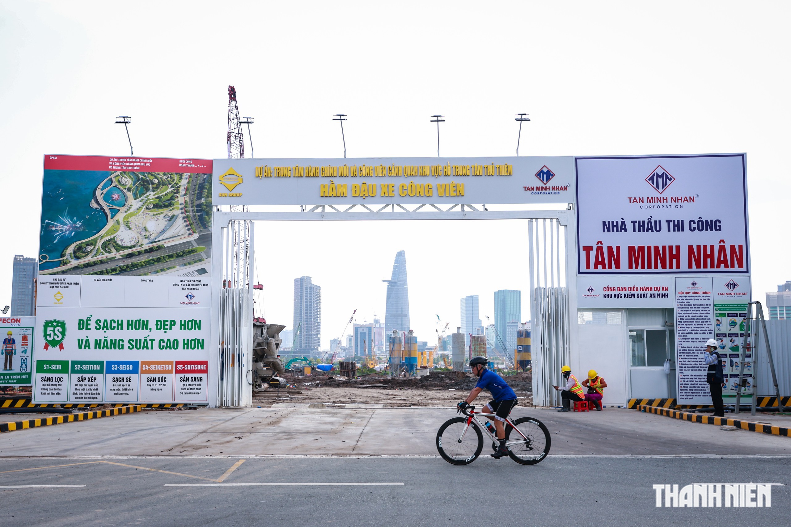 Tất bật tại công trường thi công trung tâm hành chính mới ở Thủ Thiêm - Ảnh 3.
