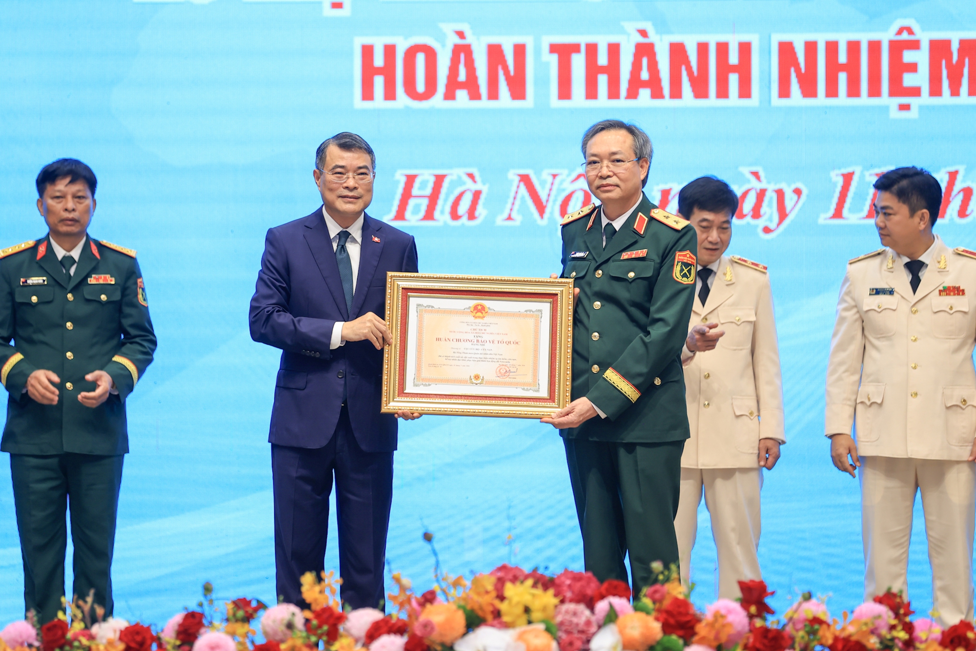 Thủ tướng:Giữa đổ n&aacute;t Việt Nam mang đến hy vọng, giữa nỗi đau mang đến nghĩa t&igrave;nh - Ảnh 2.