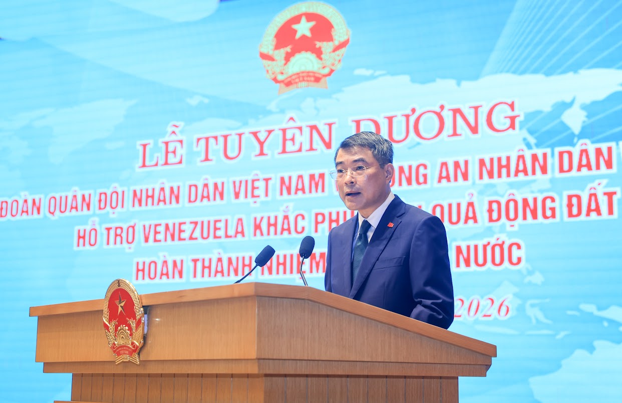 Thủ tướng:Giữa đổ n&aacute;t Việt Nam mang đến hy vọng, giữa nỗi đau mang đến nghĩa t&igrave;nh - Ảnh 1.