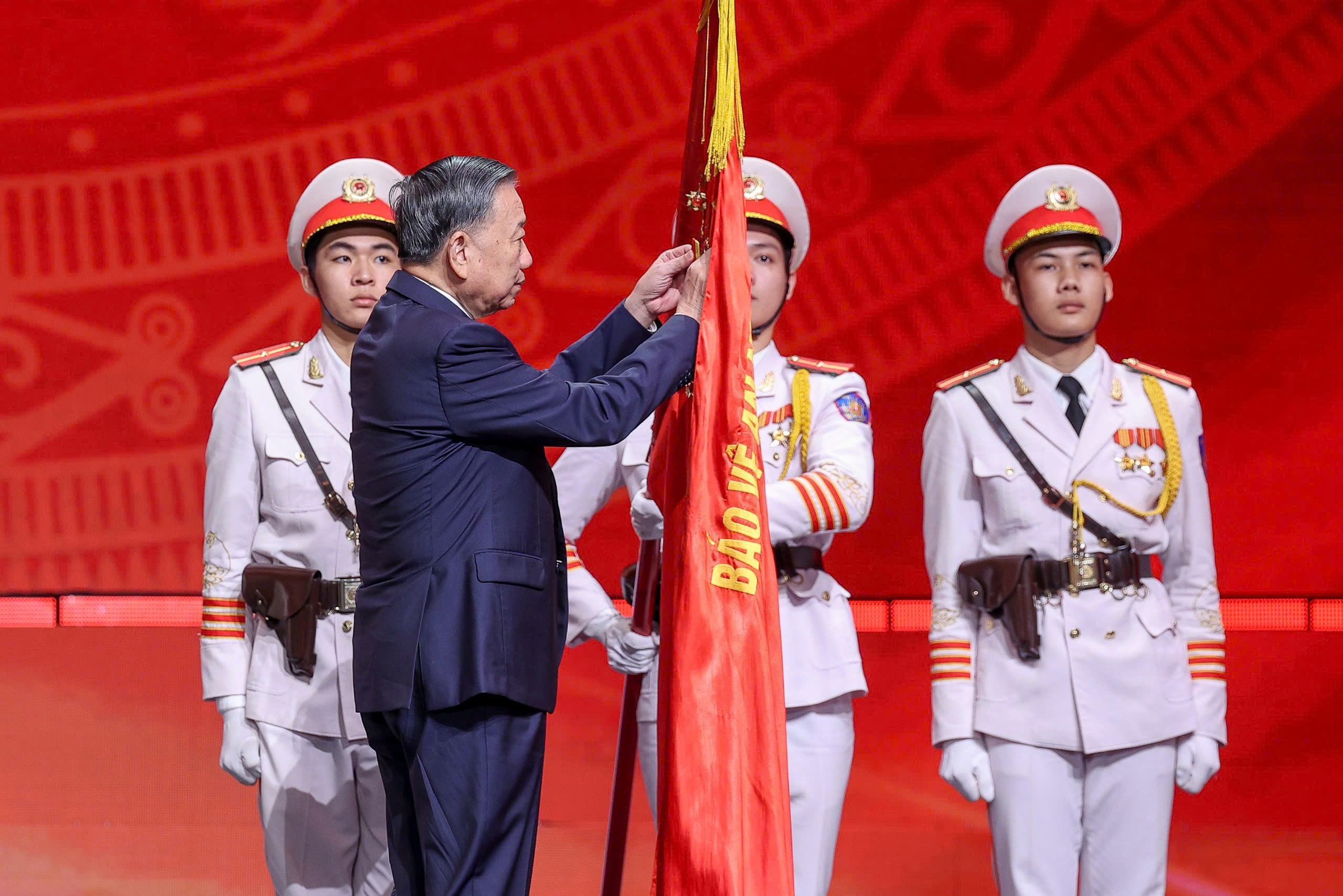 Lực lượng An ninh lu&ocirc;n một l&ograve;ng, một dạ, chỉ biết &lsquo;c&ograve;n Đảng l&agrave; c&ograve;n m&igrave;nh&rsquo;- Ảnh 2.