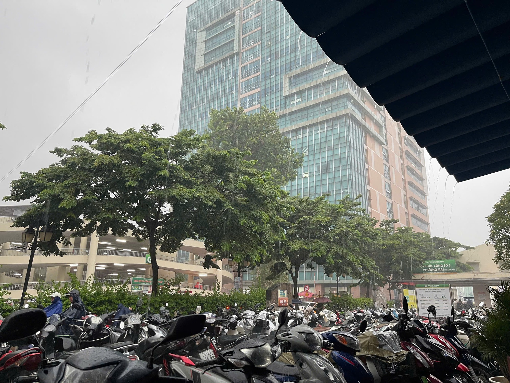 2 đợt mưa lớn trút nước xuống miền Bắc, nguy cơ lũ quét - Ảnh 1.