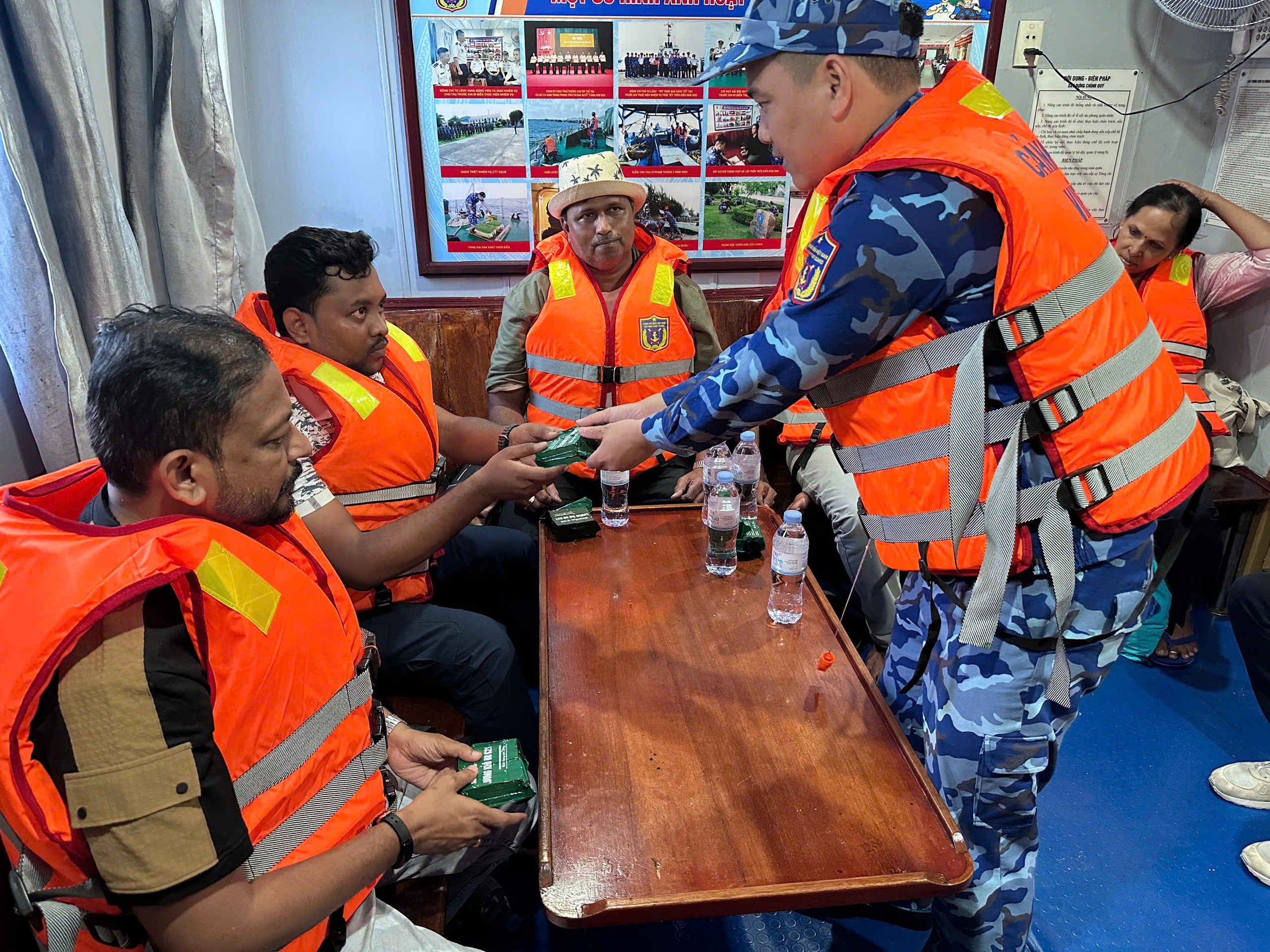 Sau vụ lật ca nô ở Phú Quốc, đưa 70 khách nước ngoài vào bờ an toàn- Ảnh 4.