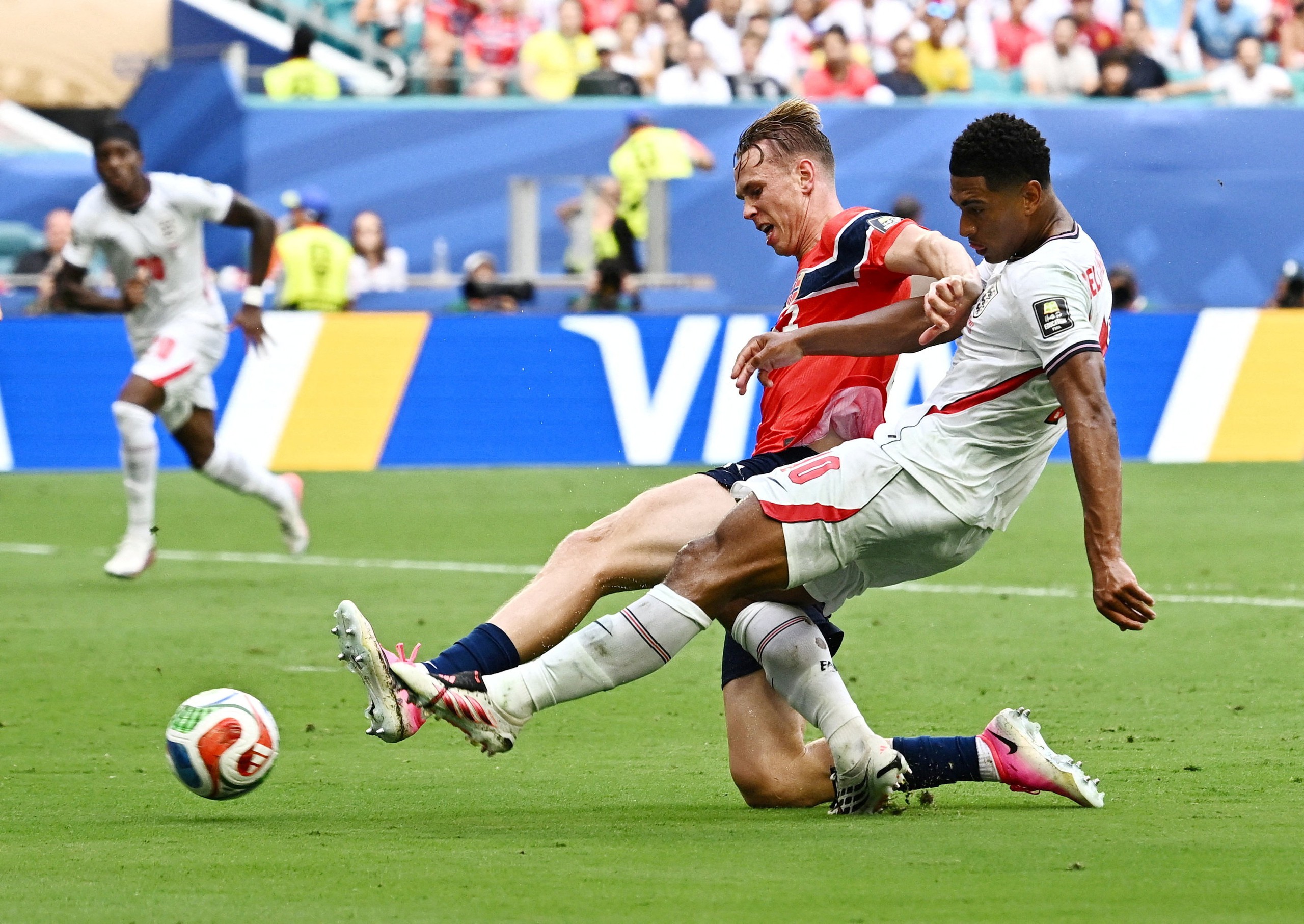 Bellingham gia nhập cuộc đua Vua phá lưới cùng Messi, Mbappe: Là tiền vệ duy nhất!- Ảnh 3.