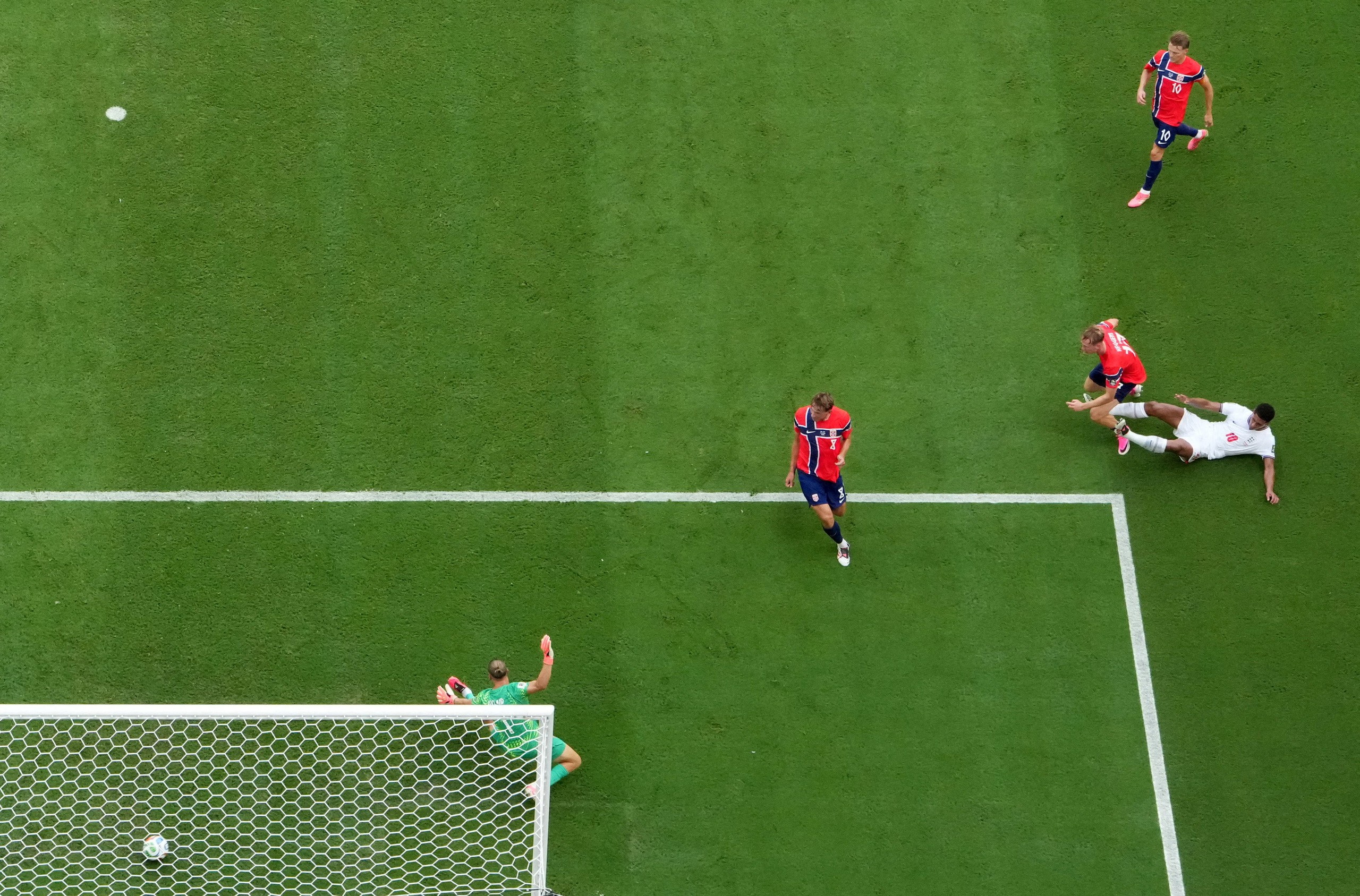 Bellingham gia nhập cuộc đua Vua phá lưới cùng Messi, Mbappe: Là tiền vệ duy nhất!- Ảnh 2.