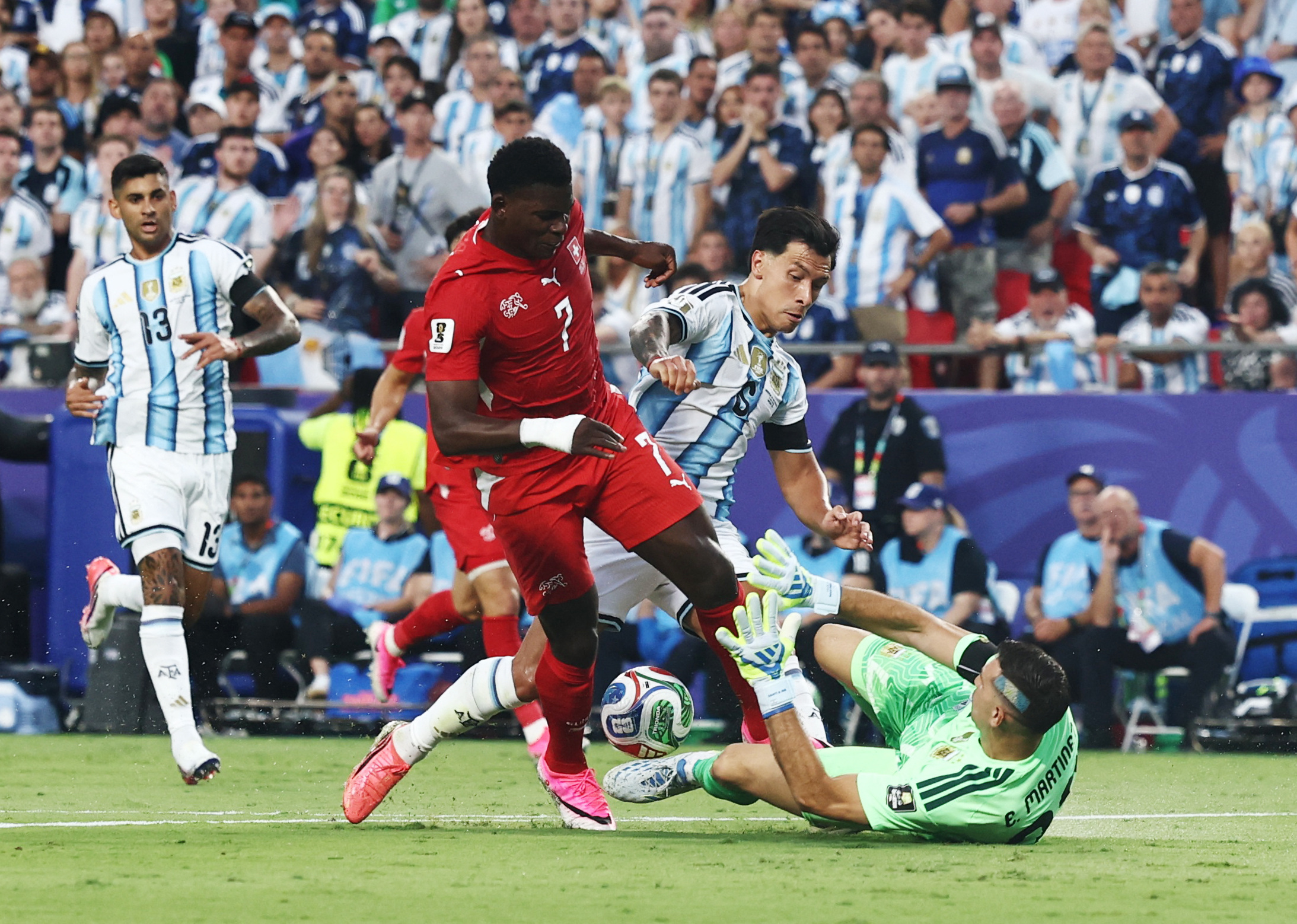 Embolo khóc nức nở khi nhận thẻ đỏ vì ăn vạ: Thụy Sĩ 'gồng mình' trước Argentina- Ảnh 7.
