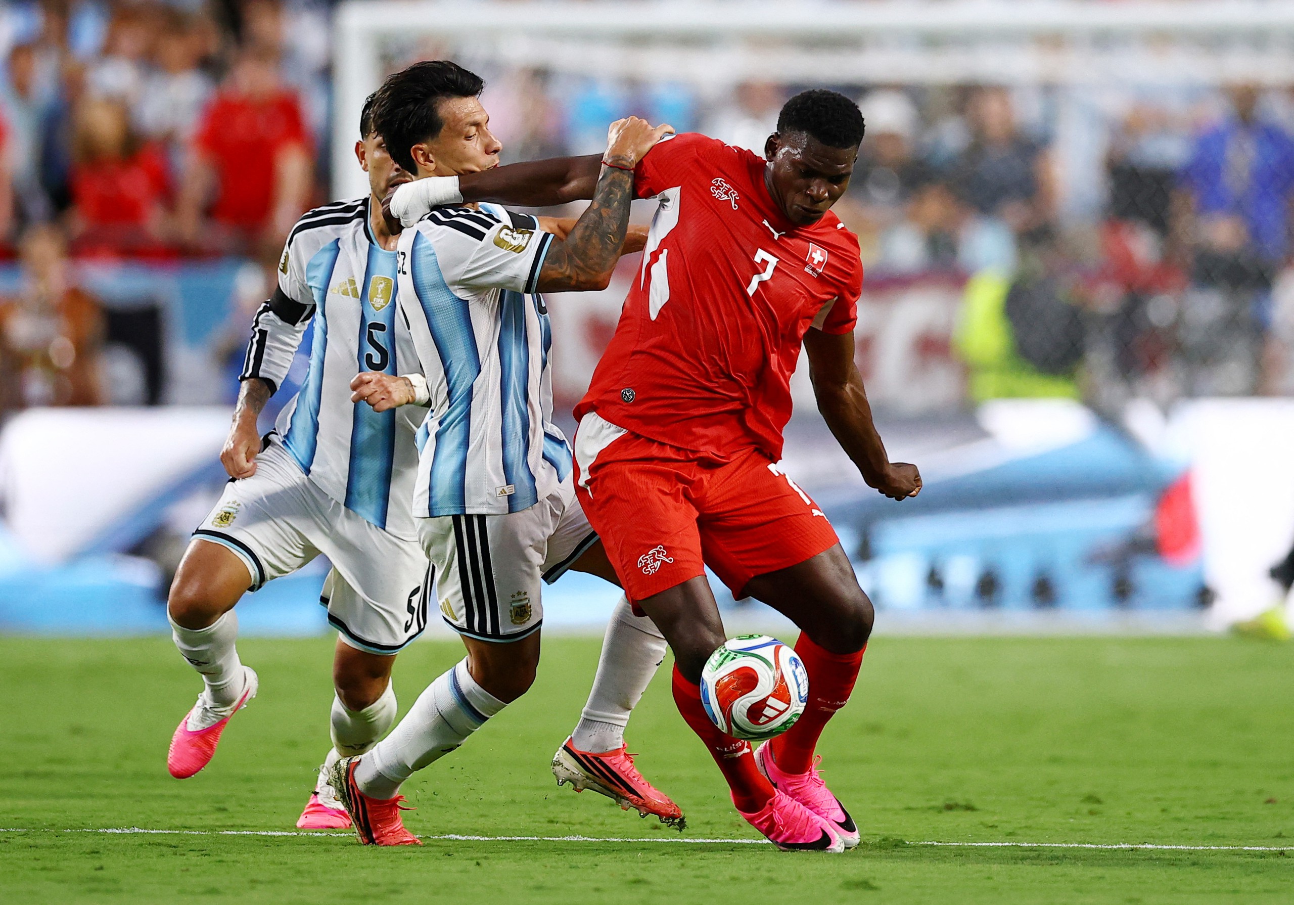 Embolo khóc nức nở khi nhận thẻ đỏ vì ăn vạ: Thụy Sĩ 'gồng mình' trước Argentina- Ảnh 8.