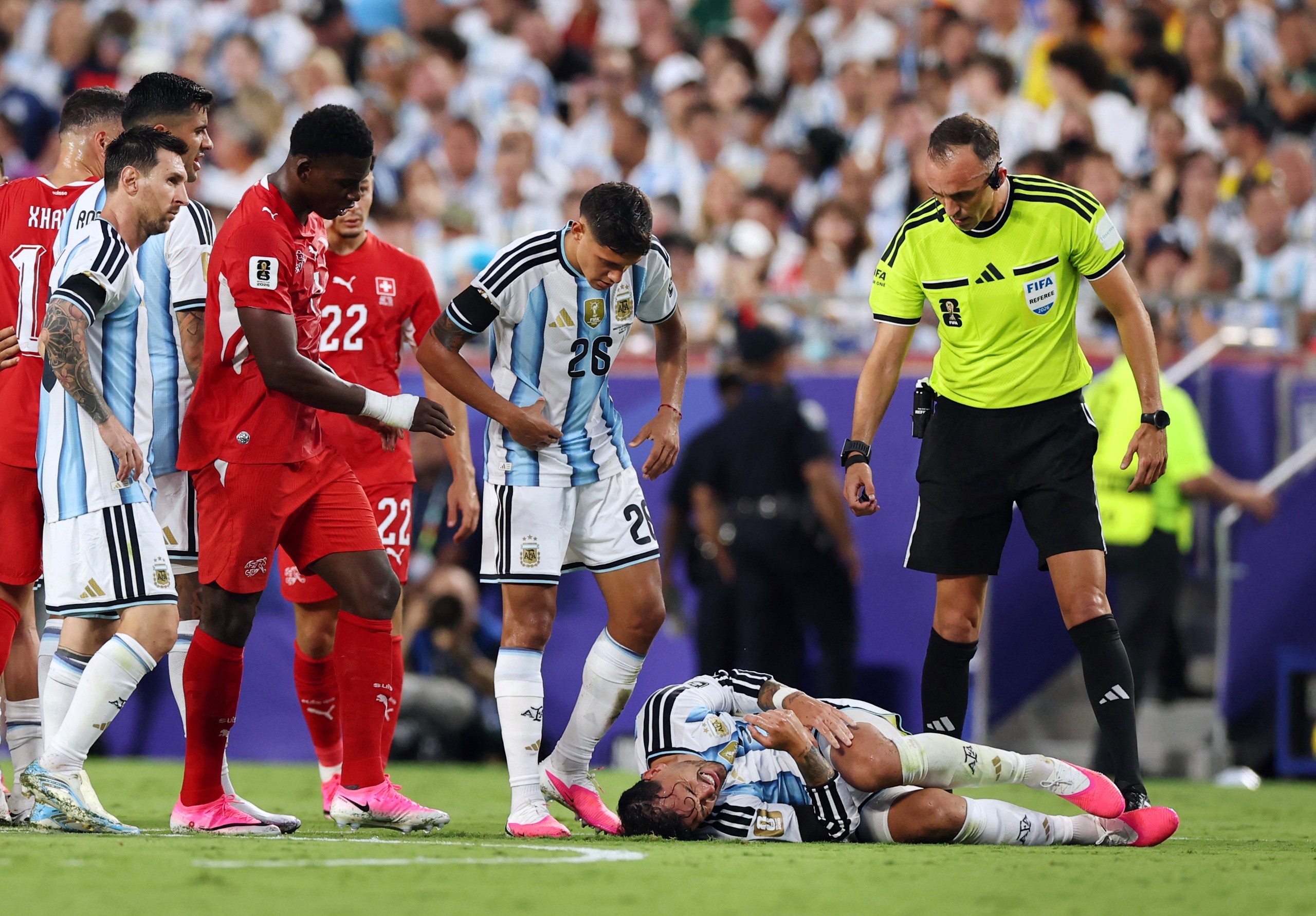 Embolo khóc nức nở khi nhận thẻ đỏ vì ăn vạ: Thụy Sĩ 'gồng mình' trước Argentina- Ảnh 5.