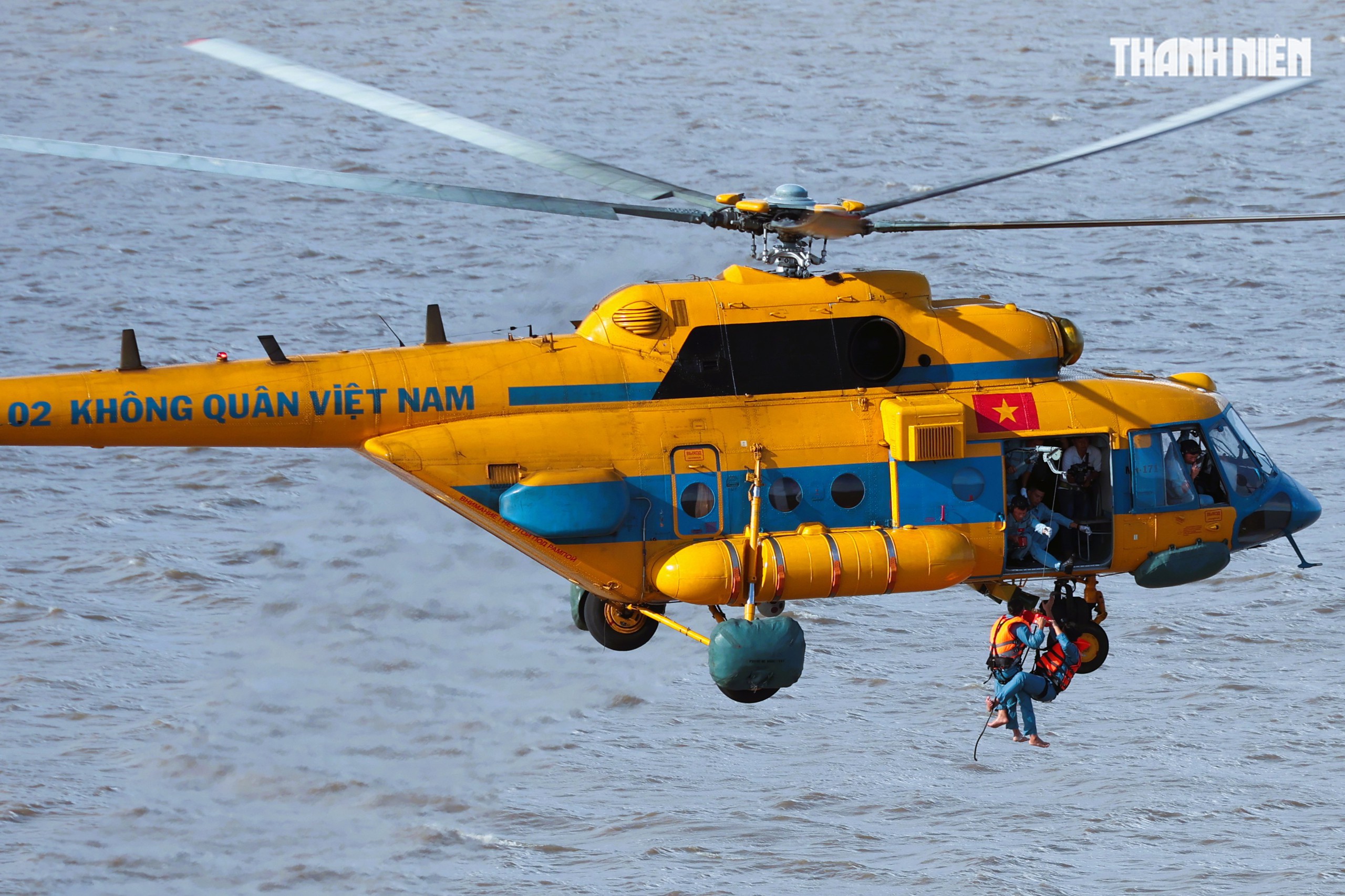 Trực thăng quân sự bay treo cấp cứu trên biển An Giang   - Ảnh 17.