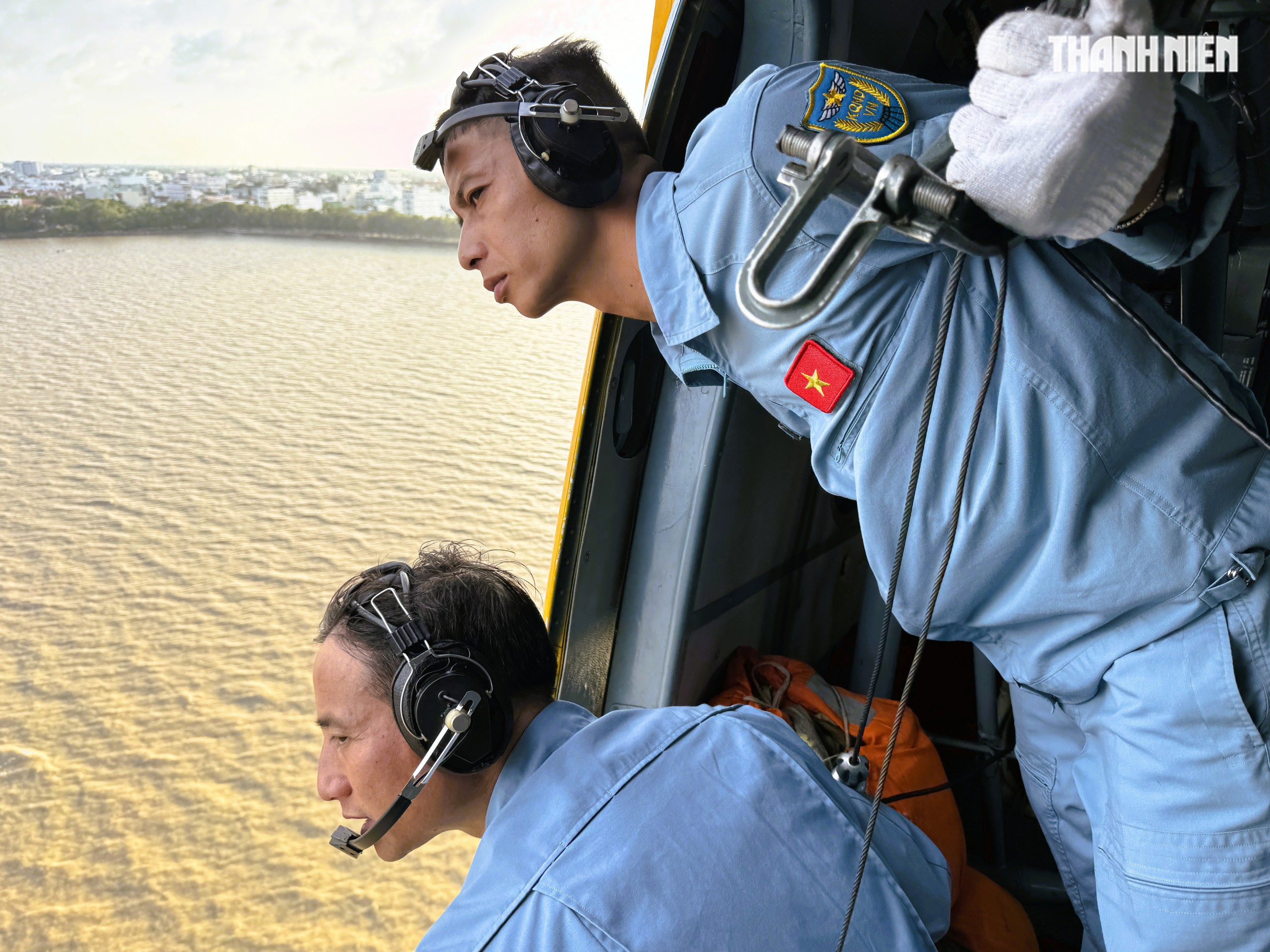 Trực thăng quân sự bay treo cấp cứu trên biển An Giang   - Ảnh 12.