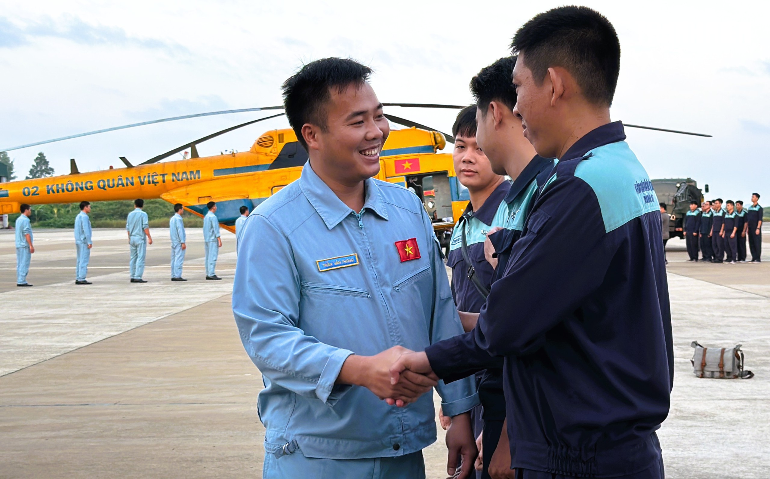 Trực thăng quân sự bay treo cấp cứu trên biển An Giang   - Ảnh 8.