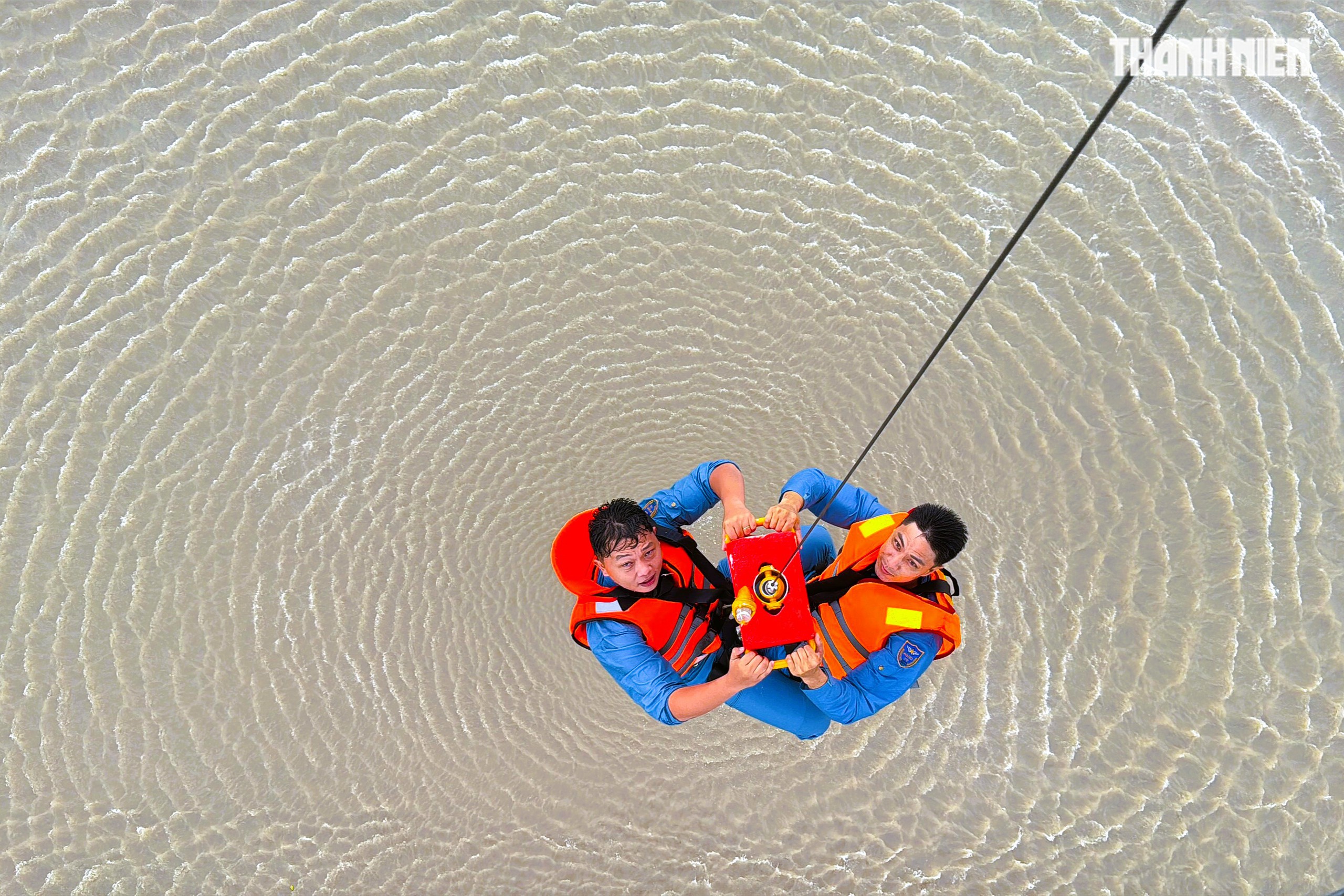 Trực thăng quân sự bay treo cấp cứu trên biển An Giang   - Ảnh 6.