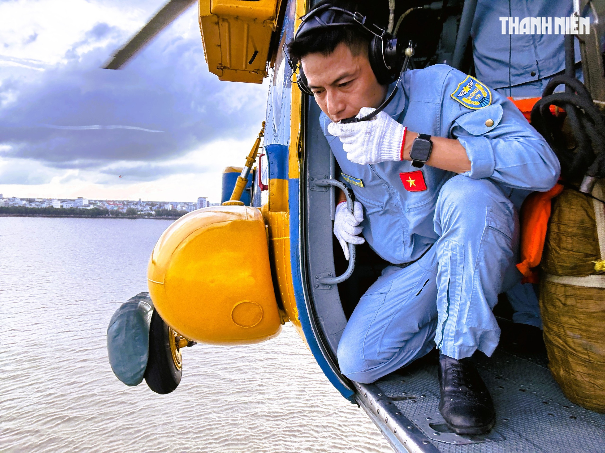 Trực thăng quân sự bay treo cấp cứu trên biển An Giang   - Ảnh 4.
