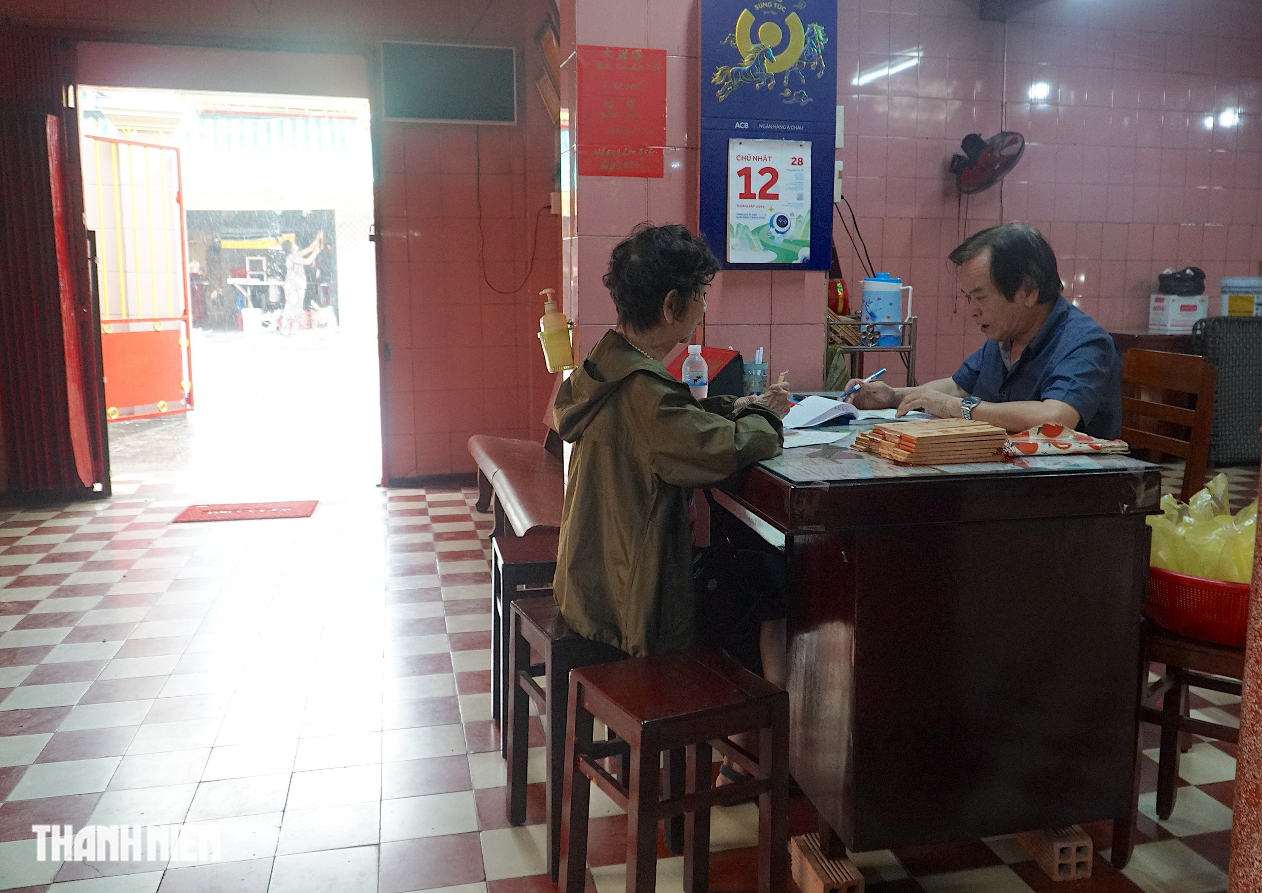 Ngôi đình cổ 200 năm ở TP.HCM lặng lẽ giữ tục ‘thí hòm’ giúp người nghèo - Ảnh 8.