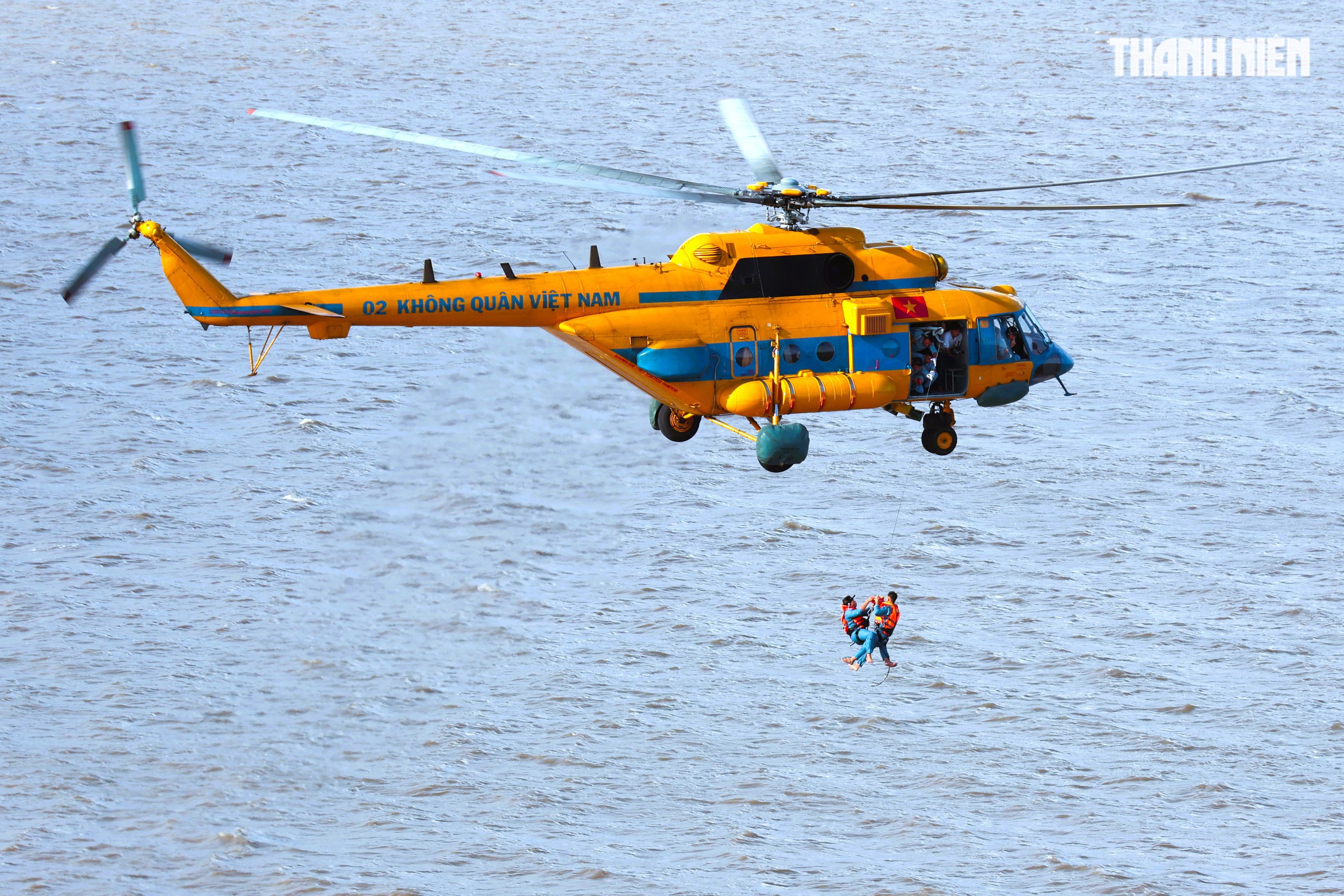 Trực thăng quân sự bay treo cấp cứu trên biển An Giang   - Ảnh 1.