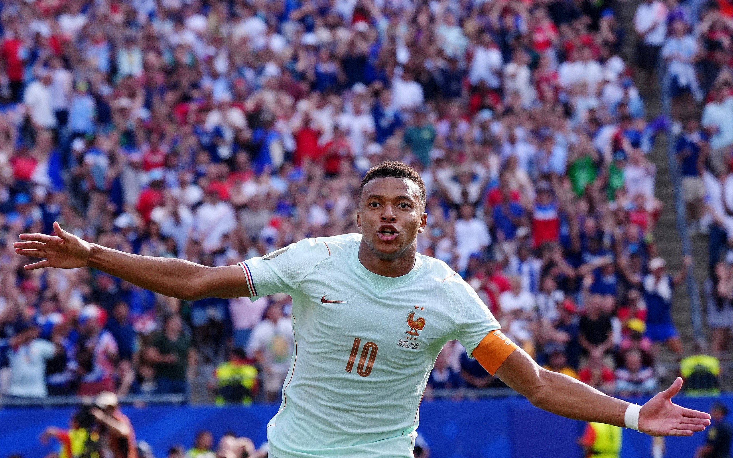 Đội hình tiêu biểu tứ kết World Cup 2026: Messi sát cánh Mbappe, Bellingham trên hàng công- Ảnh 9.