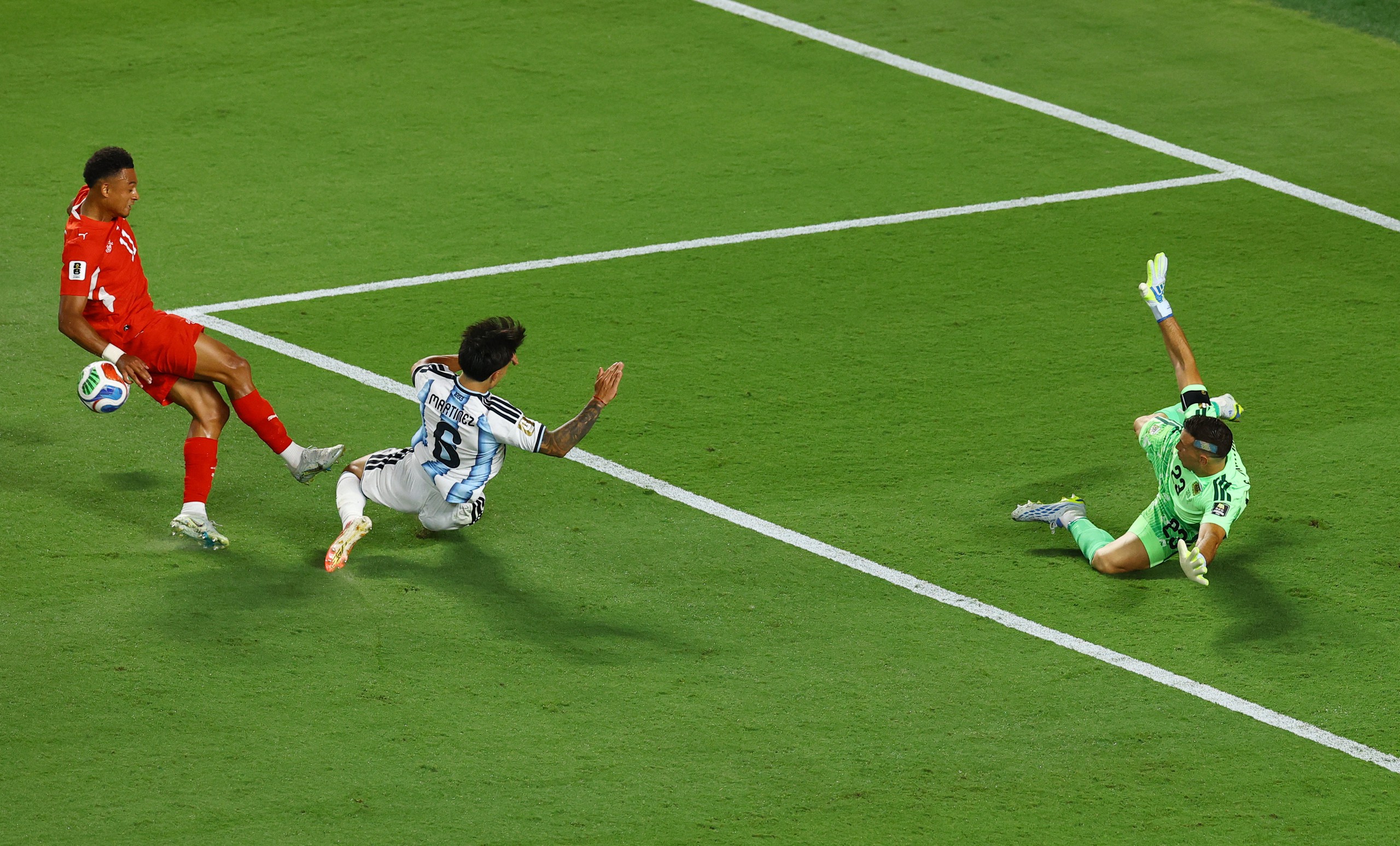 Đội hình tiêu biểu tứ kết World Cup 2026: Messi sát cánh Mbappe, Bellingham trên hàng công- Ảnh 5.