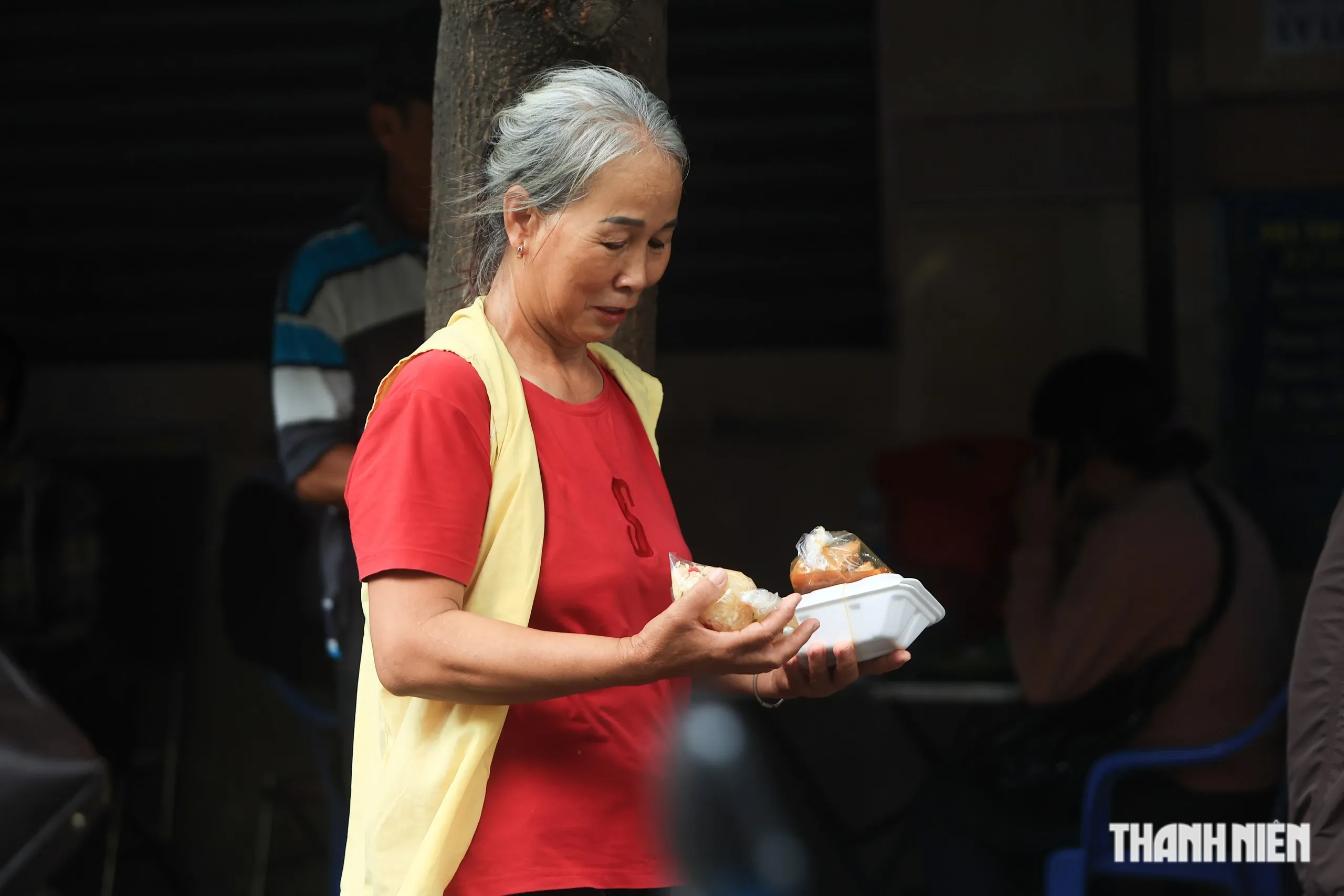 Hàng túi ni lông vỉa hè Bệnh viện Hùng Vương, phận nghèo vơi xót xa - Ảnh 9.