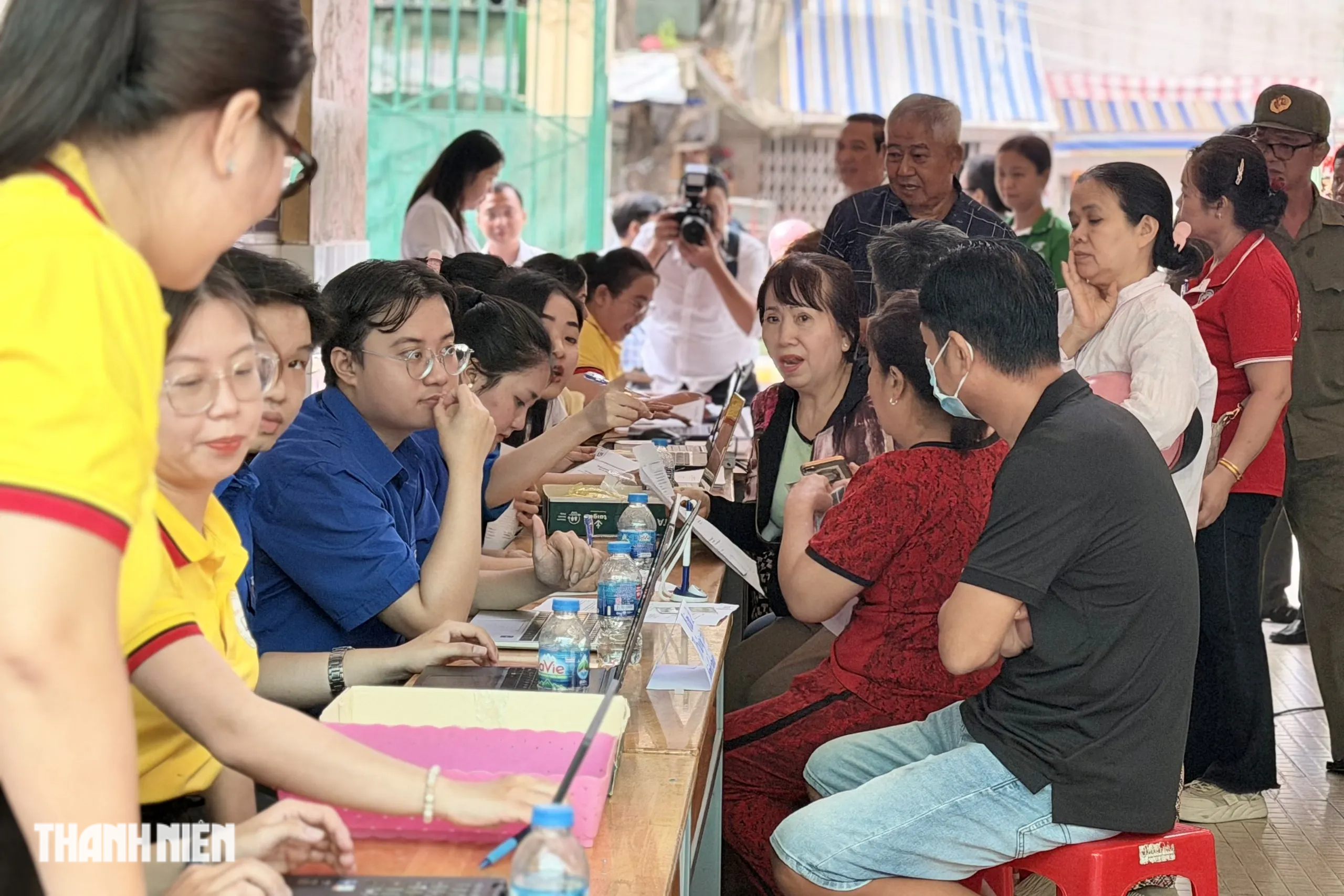 Từ 7 giờ, người dân một phường ở TP.HCM xếp hàng để hưởng quyền lợi này - Ảnh 1.