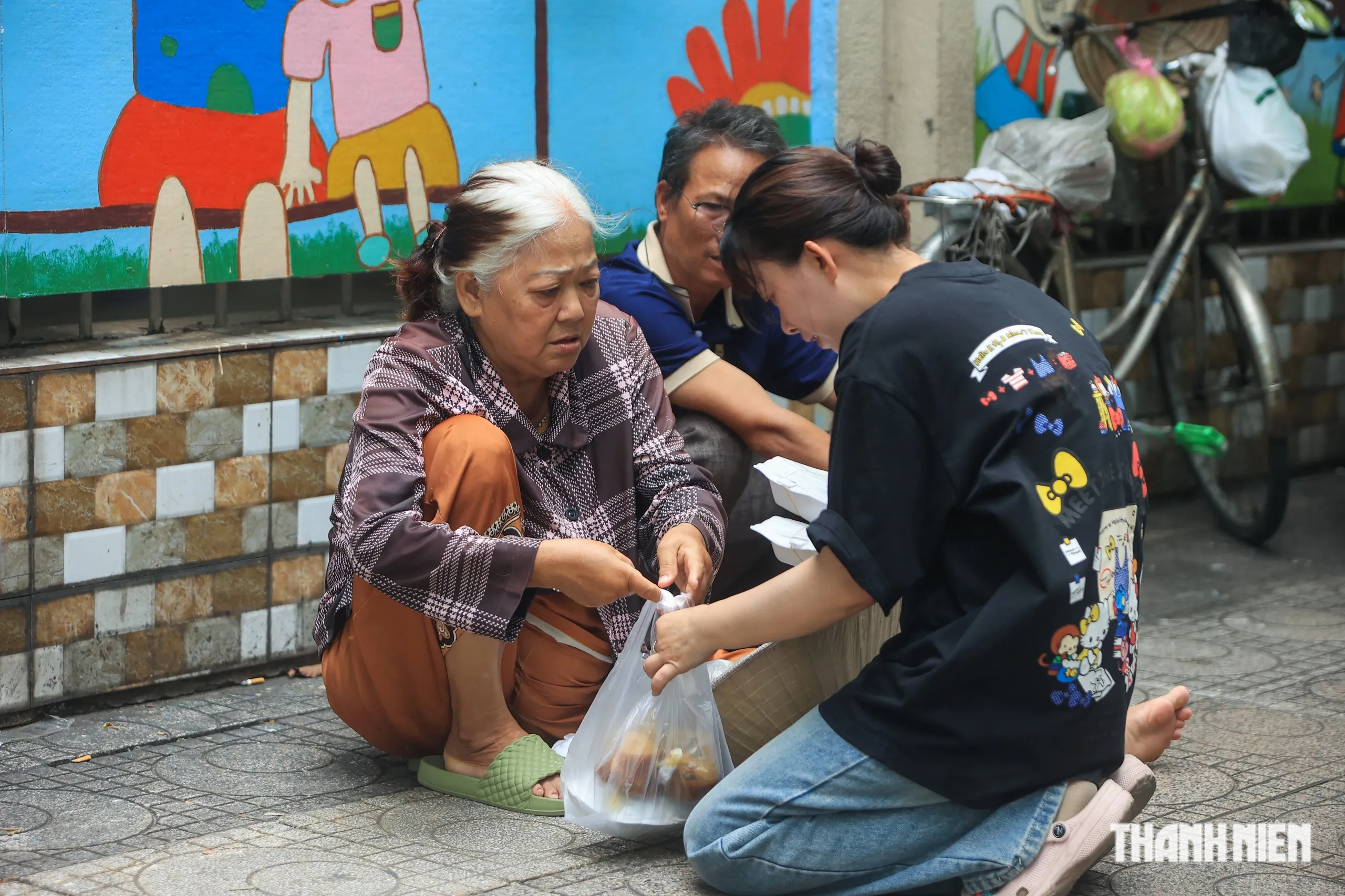 Hàng túi ni lông vỉa hè Bệnh viện Hùng Vương, phận nghèo vơi xót xa - Ảnh 8.