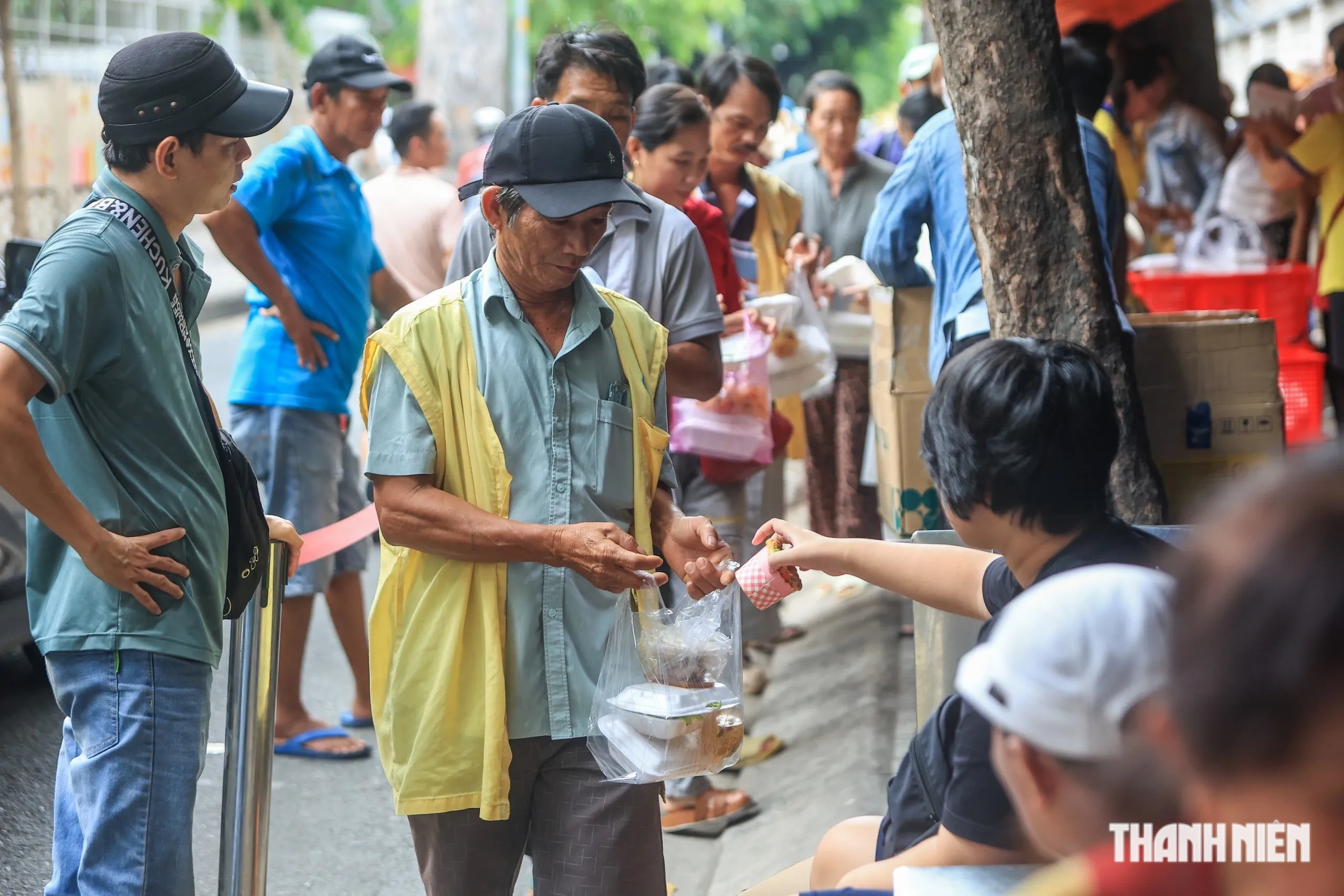 Hàng túi ni lông vỉa hè Bệnh viện Hùng Vương, phận nghèo vơi xót xa - Ảnh 2.