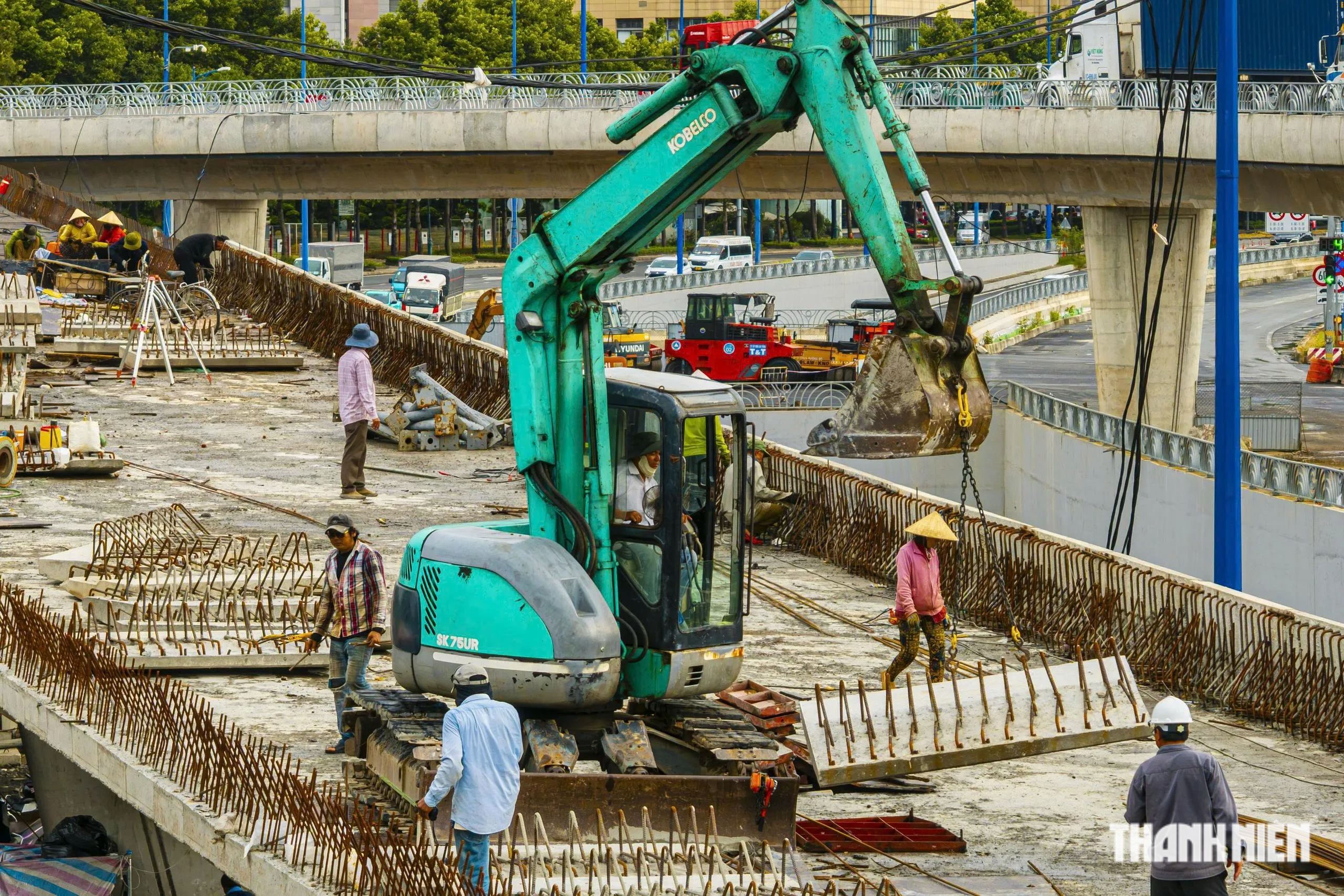 H&igrave;nh h&agrave;i cầu vượt n&uacute;t giao An Ph&uacute; ở TP.HCM sắp th&ocirc;ng xe cuối th&aacute;ng 7 - Ảnh 4.